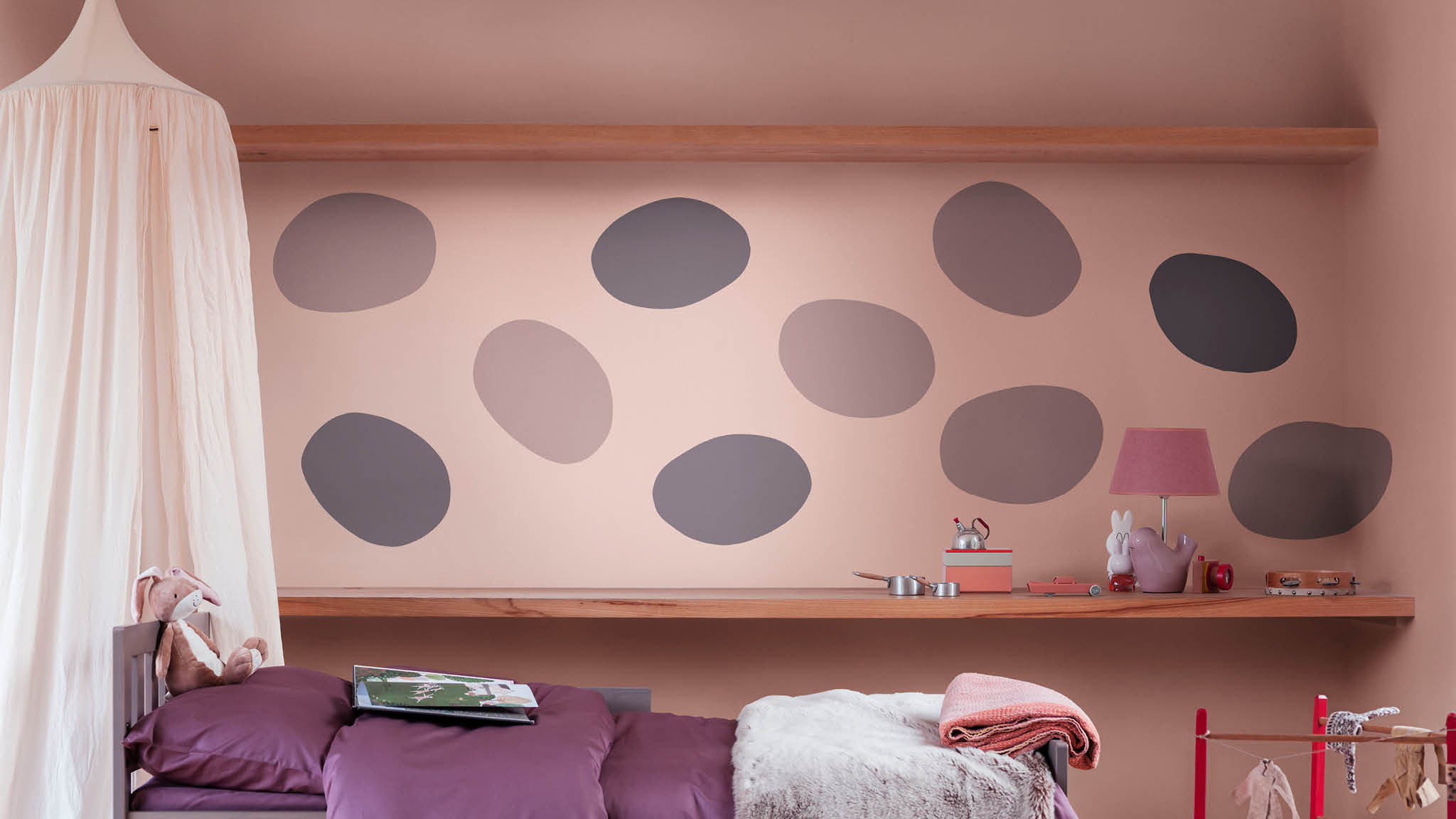 Une chambre d'enfant à pois Brun cachemire Créez une chambre d'enfant teintée de fantaisie avec des formes en Brun cachemire