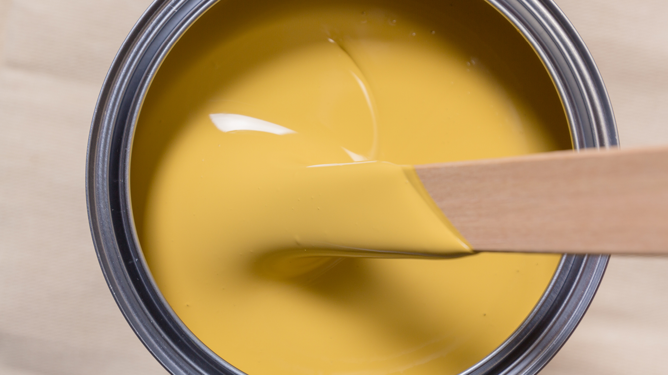 Choisissez une peinture de bonne qualité Plus la pigmentation est importante, plus la peinture sera couvrante et plus votre couleur sera intense et lumineuse.