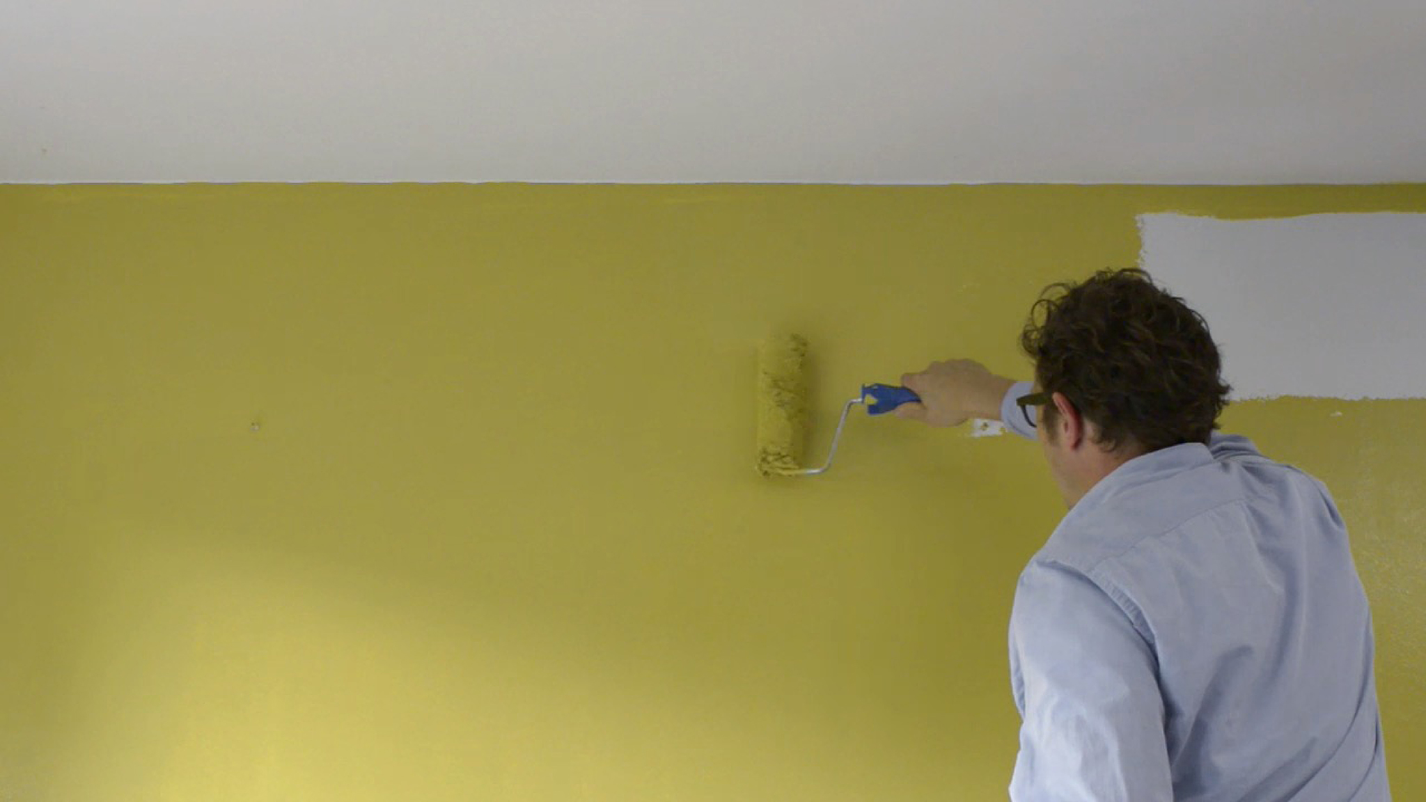 Peindre au rouleau Le rouleau réduit la durée des travaux de peinture et permet d’optimiser la quantité de peinture utilisée en l’appliquant uniformément.
