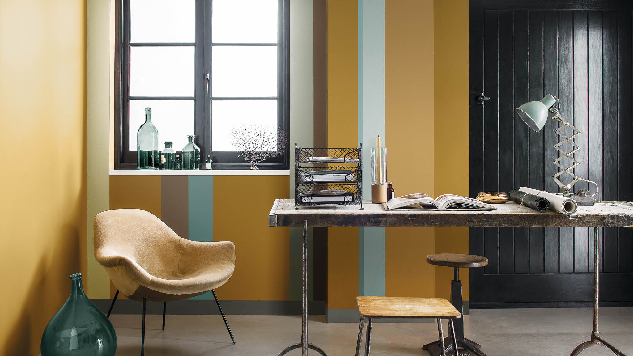 Un bureau couleur or à rayures bleues Le mariage du bleu et de l’or peut sembler inhabituel de prime abord, mais, en choisissant les bonnes nuances, il peut être exaltant et harmonieux.