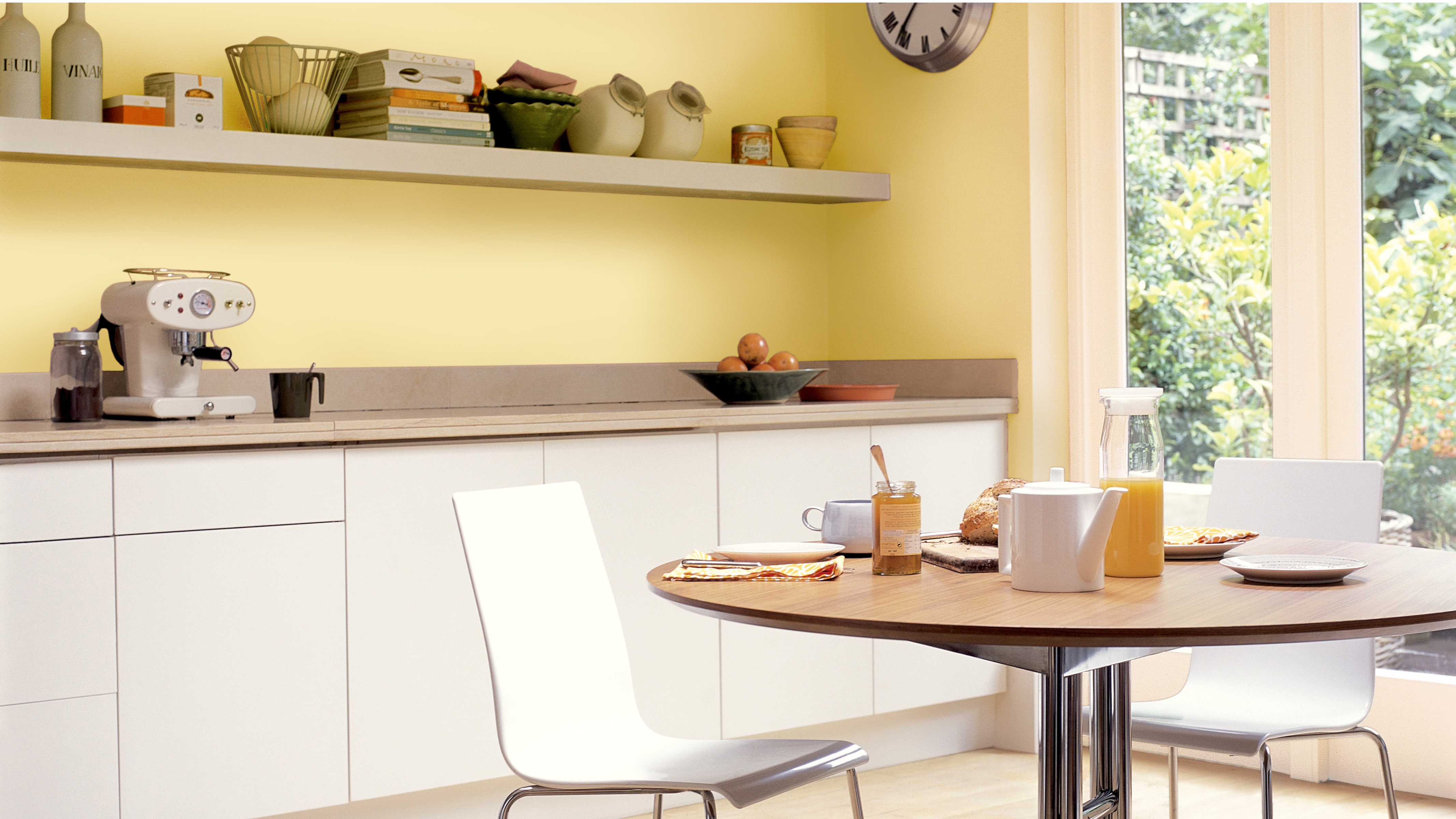 Une cuisine jaune vif Si les murs de votre cuisine sont marron alors que vous souhaitez une cuisine familiale lumineuse, pourquoi ne pas opter pour un jaune soleil vif ?