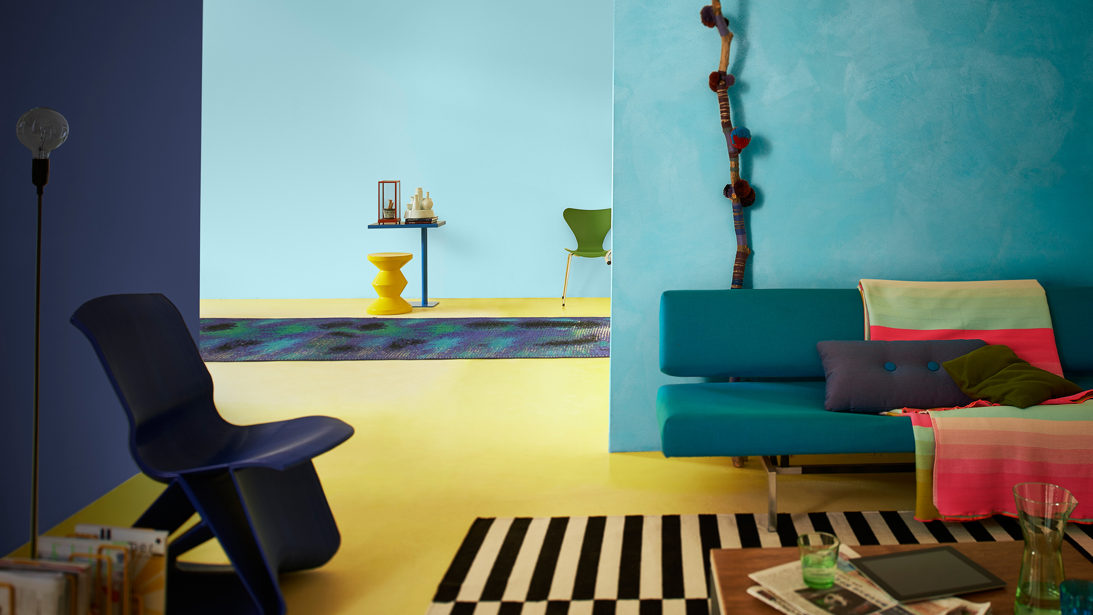 Une salle à manger bleue colorée Si vous aimez les intérieurs élégants et épurés, optez pour une seule couleur. Les décorations monochromes sont assez peu risquées, mais si vous utilisez une seule couleur, il est important de ne pas se tromper.