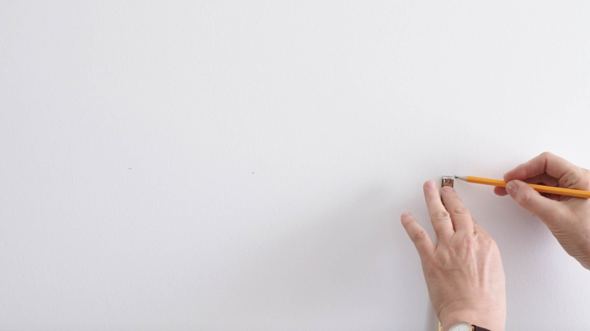 Mesurer et tracer une ligne pour créer un mur bicolore Marquez l'endroit où se rejoindront les deux couleurs sur votre mur