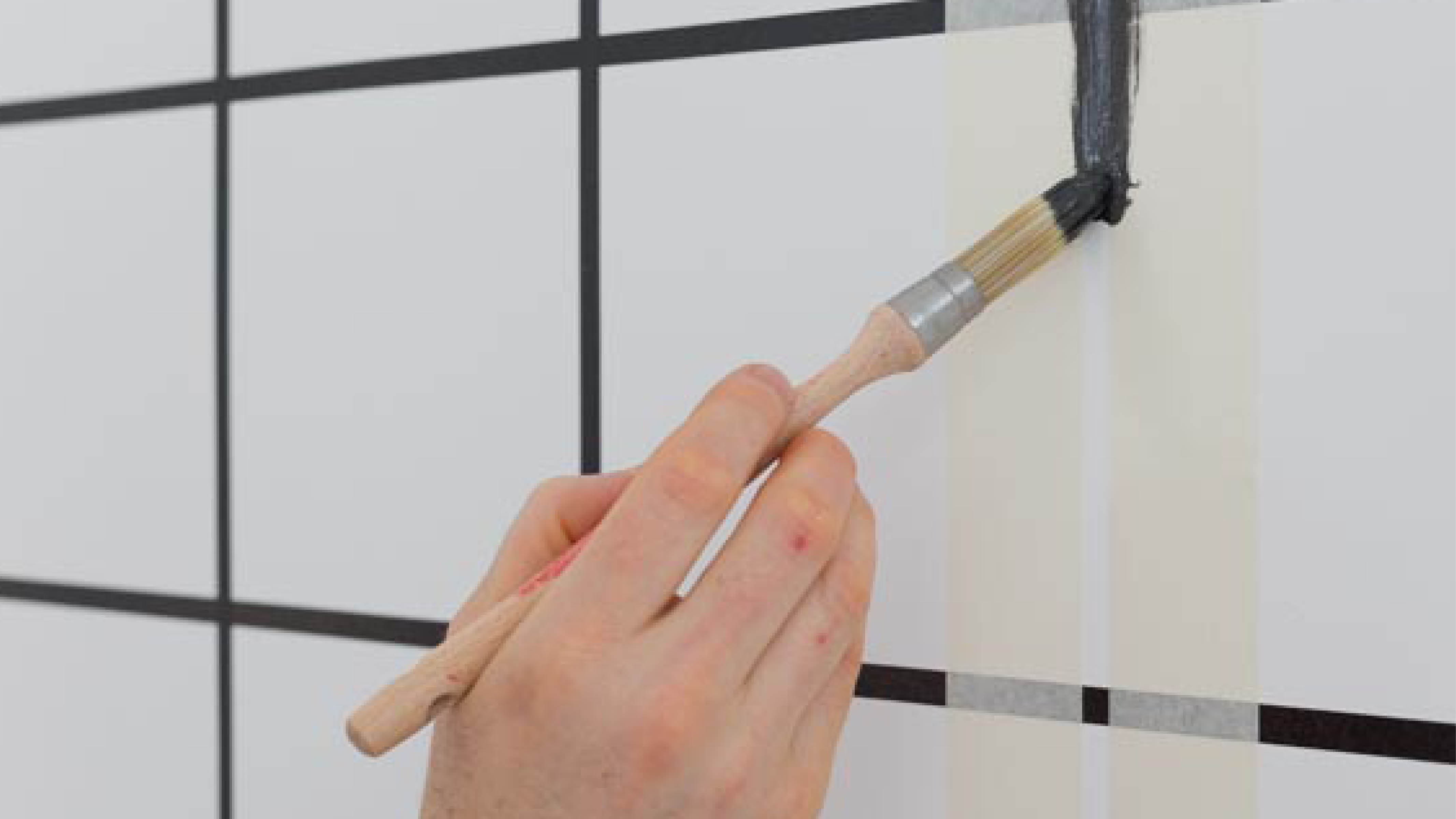 Peignez un motif sur votre mur Étant donné que votre bébé verra tout en noir et blanc pendant les premières semaines de sa vie, des rayures ou des motifs à fort contraste sont un formidable moyen de stimuler sa vision.