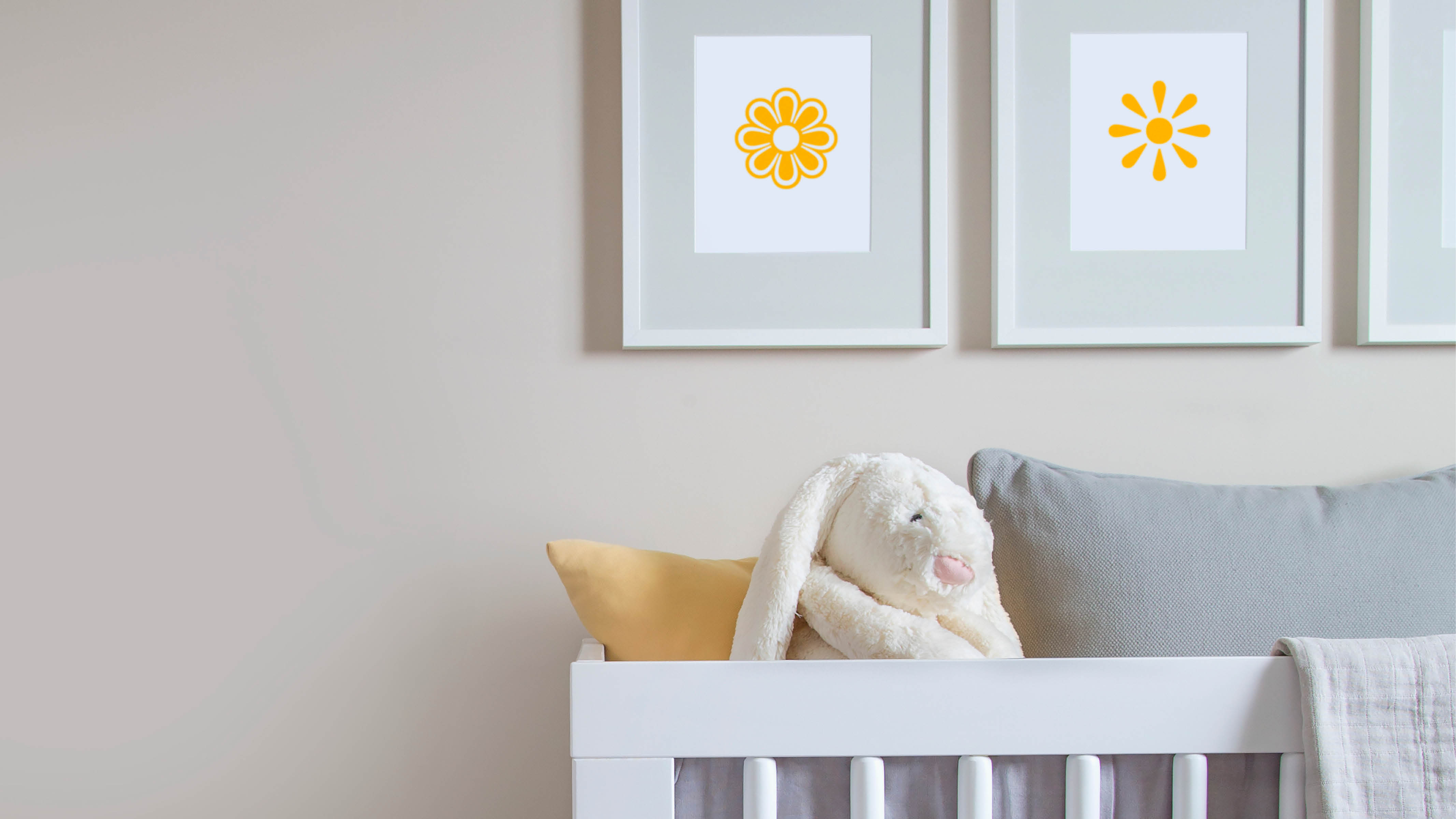 Une chambre de bébé grise et jaune Le gris et le jaune sont la combinaison de couleurs unisexe par excellence. Ils conviennent aussi bien à un bébé qu’à un enfant plus grand.