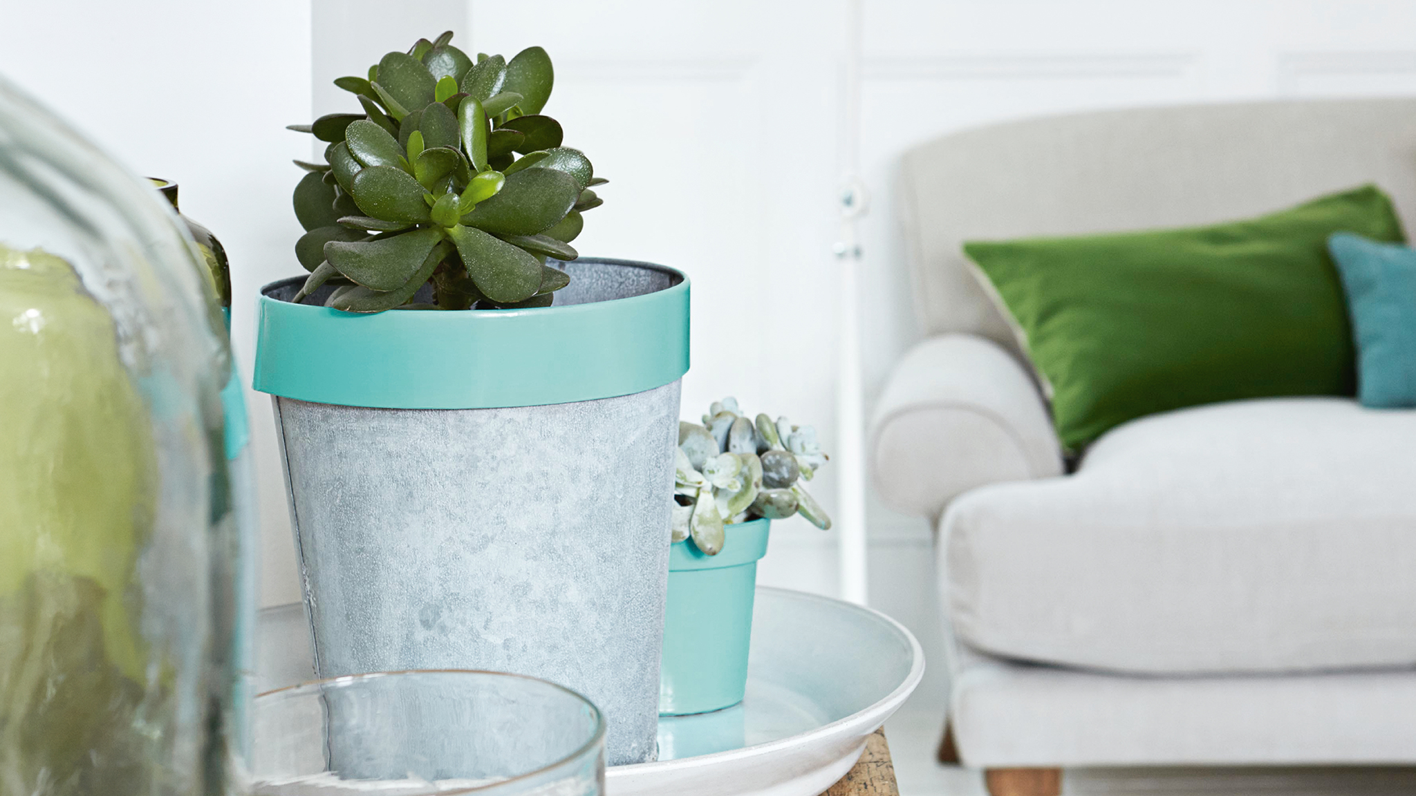 Pots de fleurs Prenez des pots et des vases ordinaires et donnez-leur un coup de peinture pour les rendre originaux.