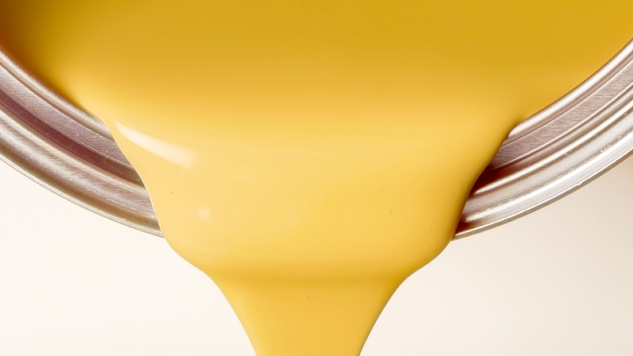 Une peinture résistante aux chocs Pour les murs sujets aux chocs et aux éclaboussures, il est préférable de privilégier la résistance à l’intensité de la couleur. Choisissez une peinture murale lessivable et résistante aux graisses afin que la couleur choisie dure le plus longtemps possible.