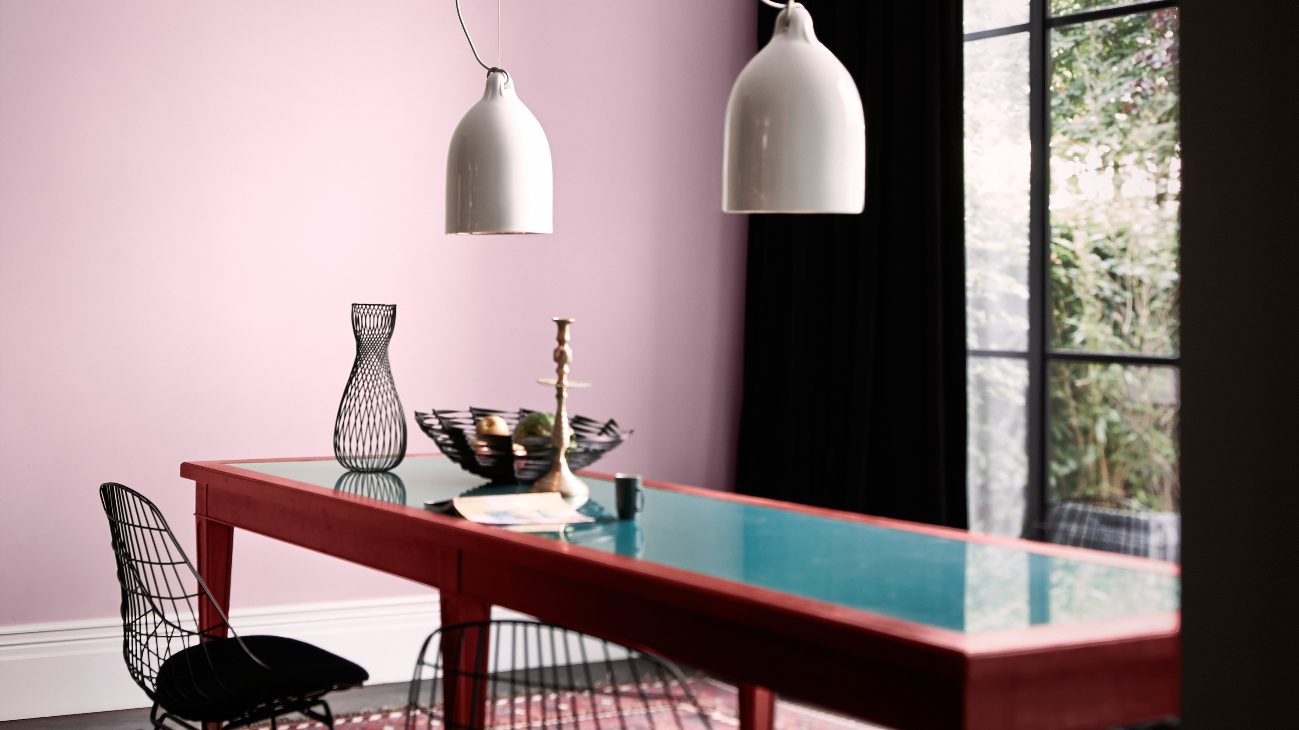 Une salle à manger aux murs roses Vérifiez que votre peinture convient à la fonction et à la luminosité de votre pièce. Le vert pomme est une couleur joyeuse pour un salon ensoleillé tandis que le vieux rose est une couleur accueillante et opulente pour une salle à manger.