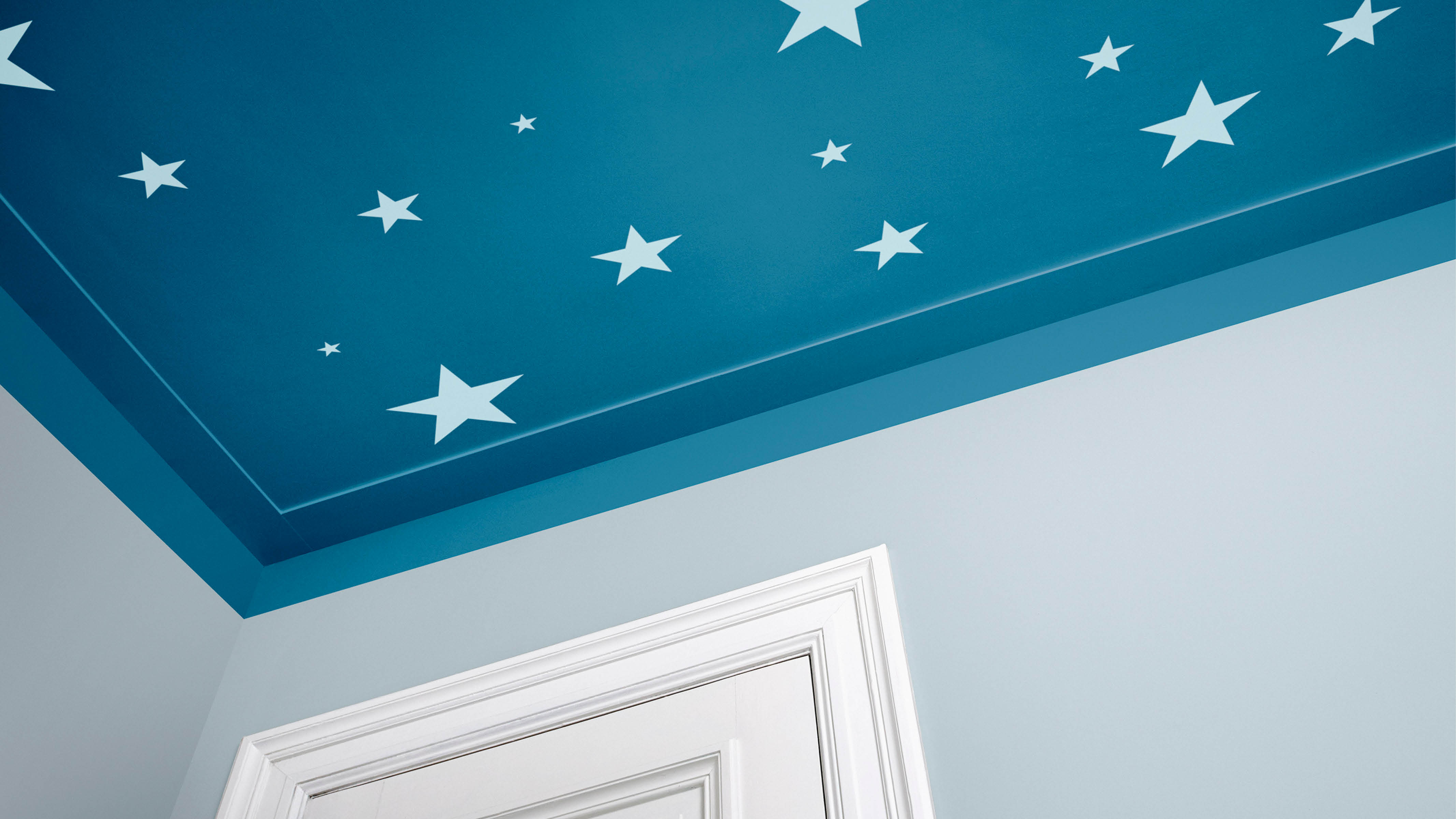 Des étoiles au plafond Créez une voûte céleste en peignant des étoiles ou en collant des stickers phosphorescents.