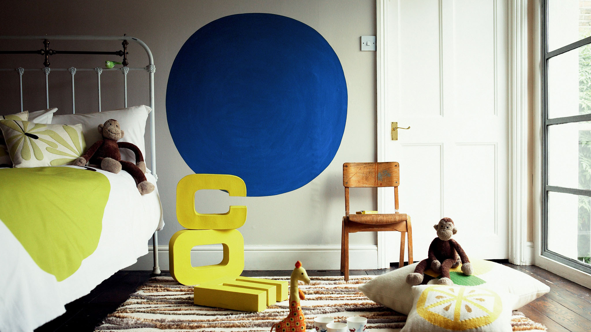 Un cercle bleu pour une chambre pas comme les autres Jouez la carte de l'originalité en peignant un cercle d'accent dans la chambre de votre enfant