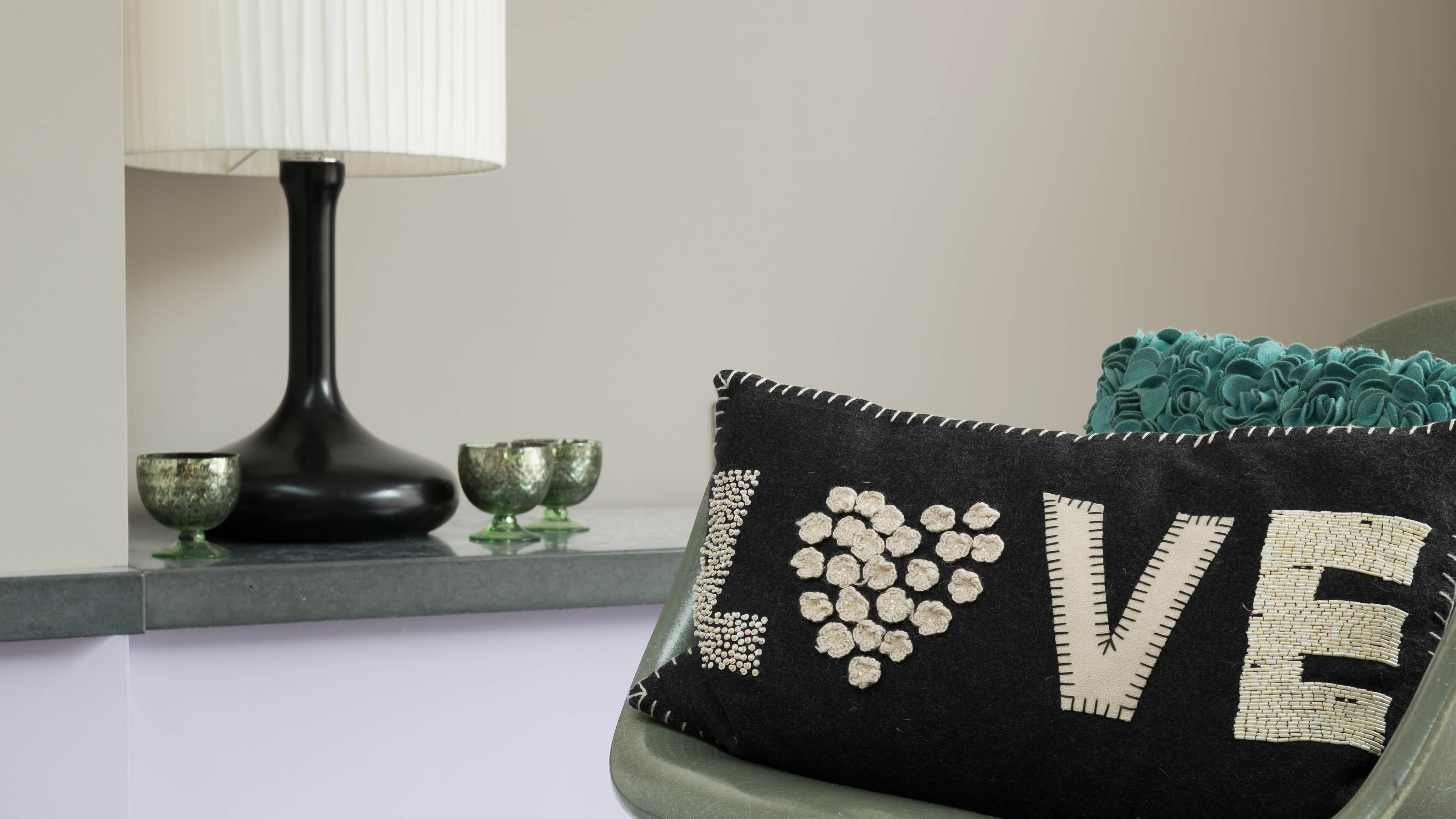 Une chambre de bébé gris pâle Le gris peut sembler atypique ou terne pour une chambre de bébé, mais il peut s’avérer étonnamment reposant. Associez différentes teintes de gris pour vos murs, vos boiseries, vos meubles et vos accessoires.