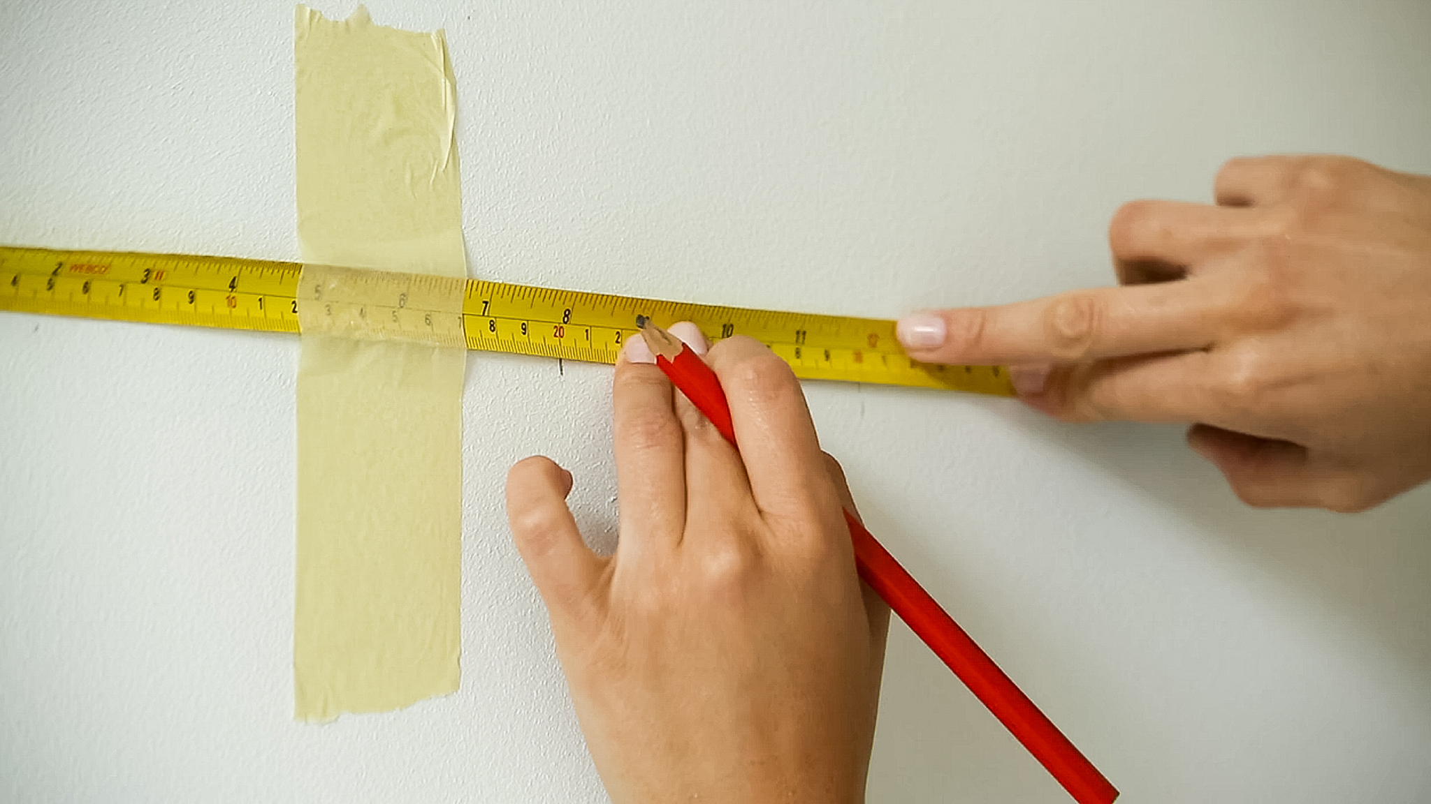 Prise des mesures Mesurez votre superficie pour calculer la quantité de peinture idéale pour vos murs