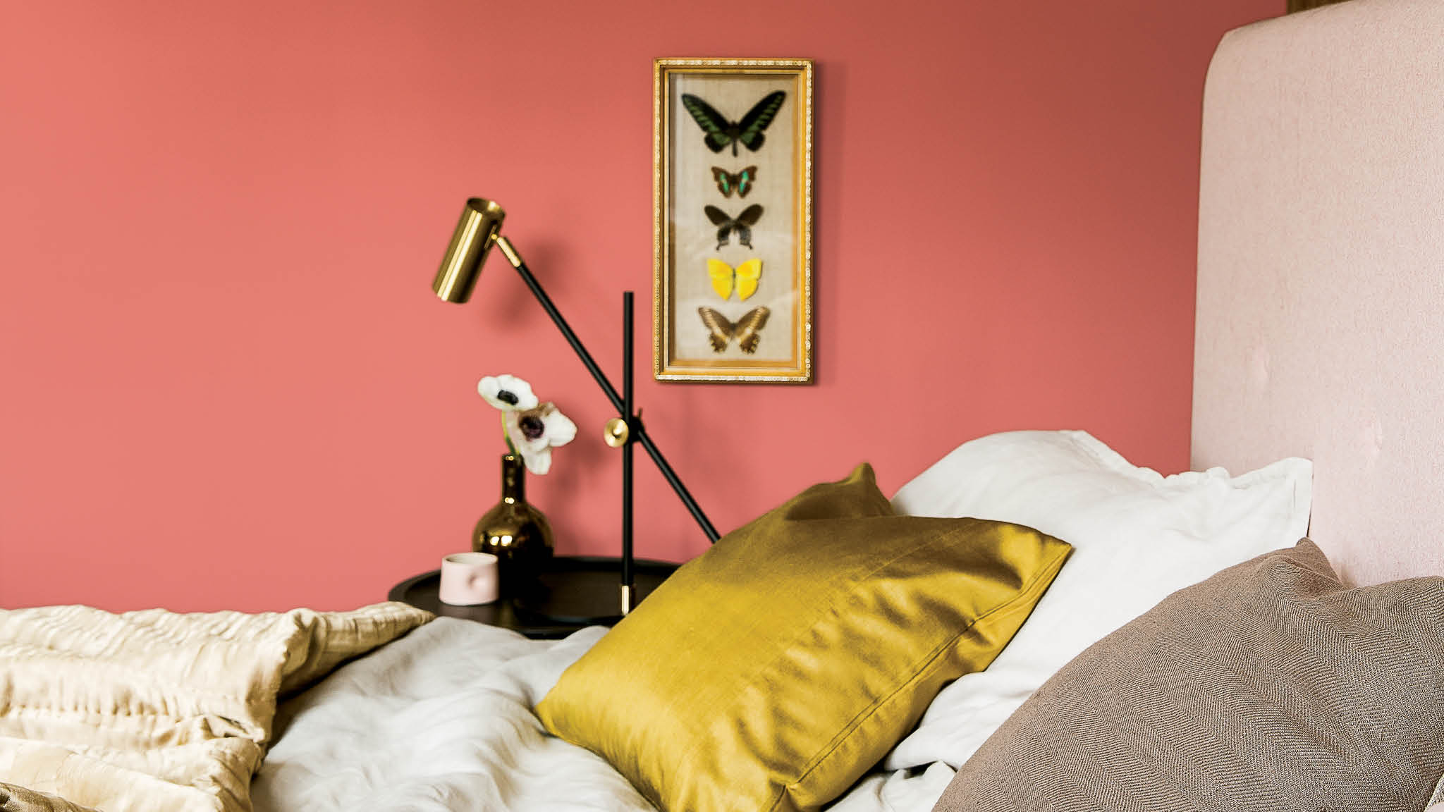 Une chambre grise et rose Le mariage du rose tendre et du gris acier est un moyen judicieux d’apporter une touche de romantisme à votre chambre sans tomber dans le sirupeux.