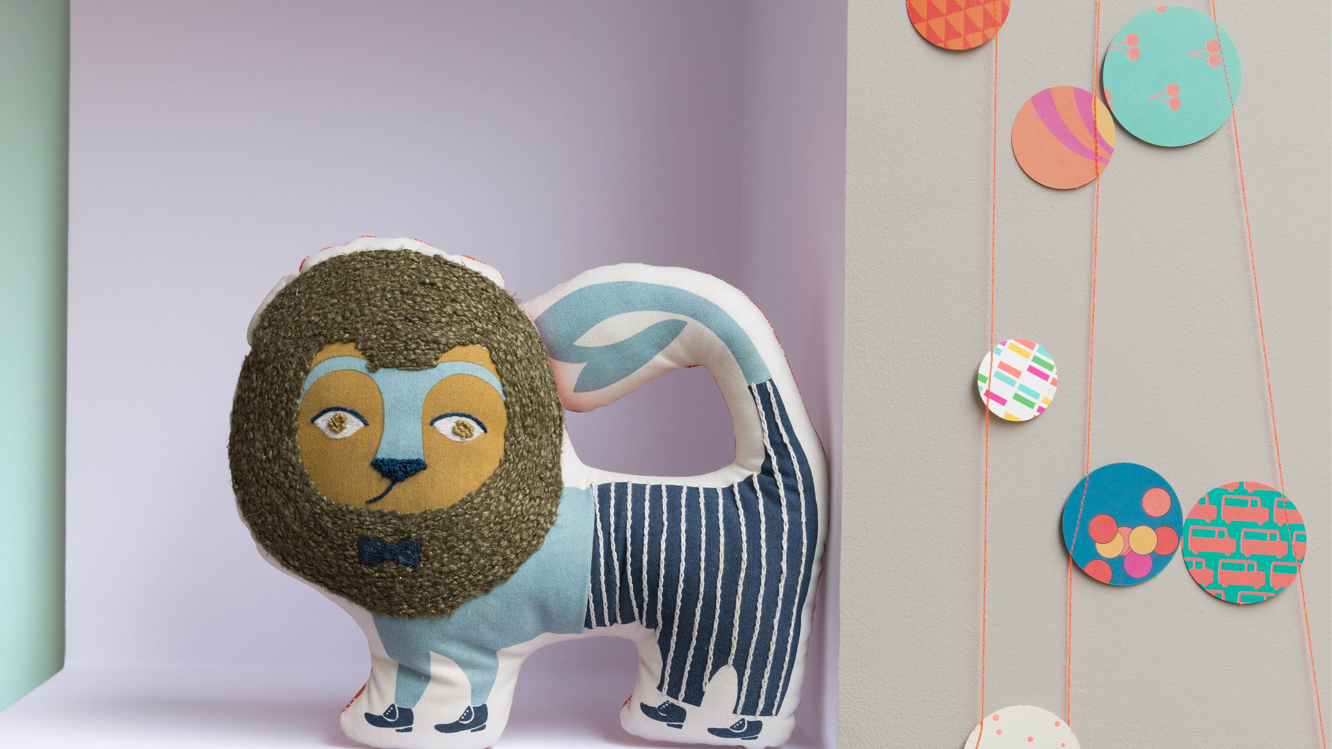 Un mur d’accent violet Le lilas crée une atmosphère cosy et cocooning qui peut persuader les bébés les plus agités qu’il est l’heure de faire une sieste.