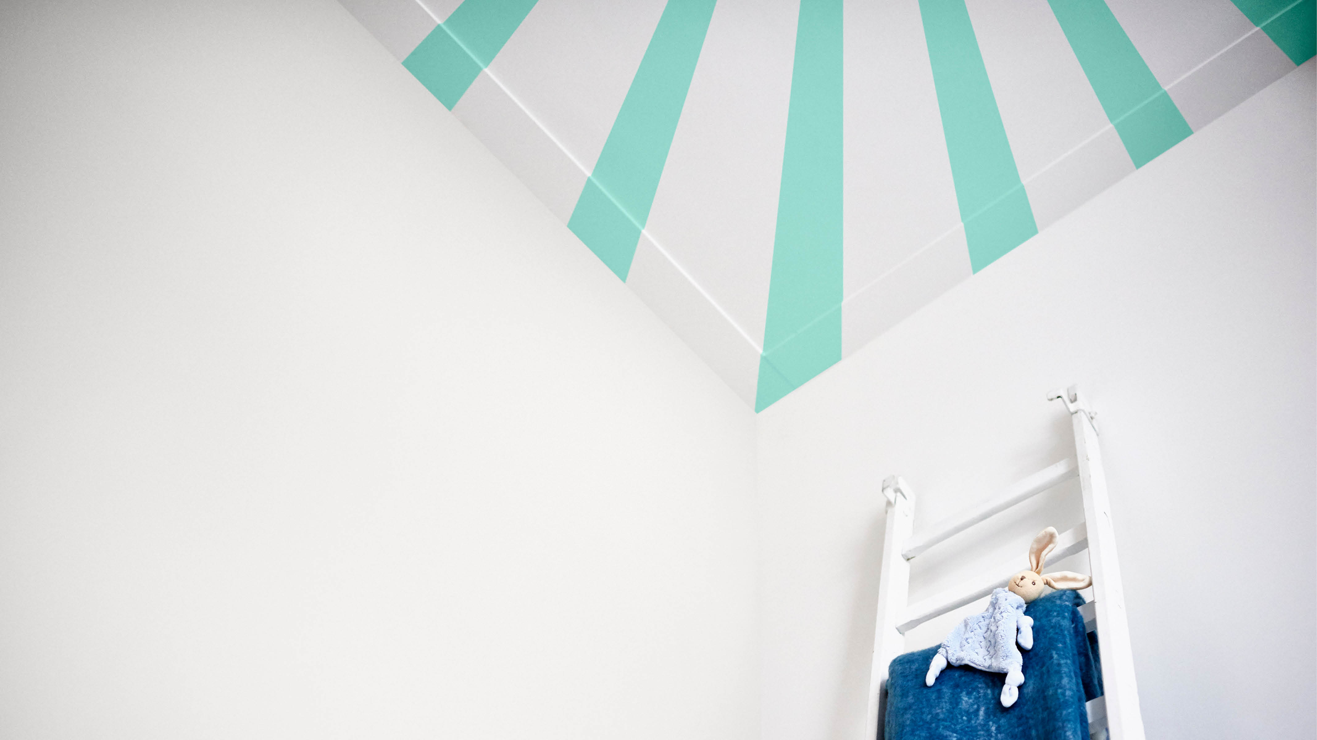 Un plafond de chambre de bébé peint Les bébés sont fascinés par les motifs à fort contraste. Les rayures sont donc un choix idéal pour un plafond de chambre de bébé.
