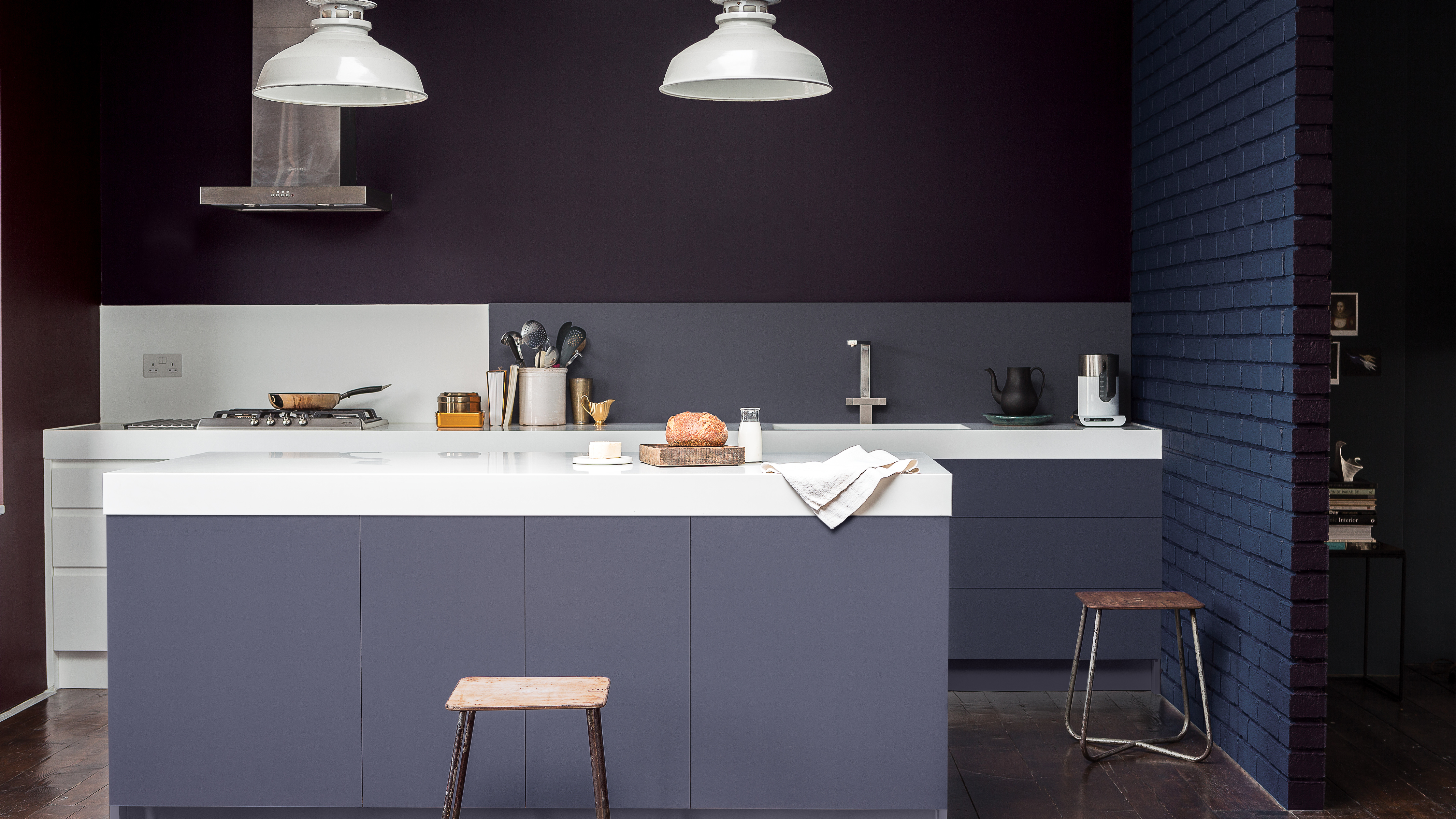 Associez une couleur sombre et des touches de couleurs claires Inspirez-vous des grands peintres néerlandais et jouez sur les ombres et la lumière. Une toile de fond sombre fait ressortir les touches de couleurs et crée un style urbain audacieux.