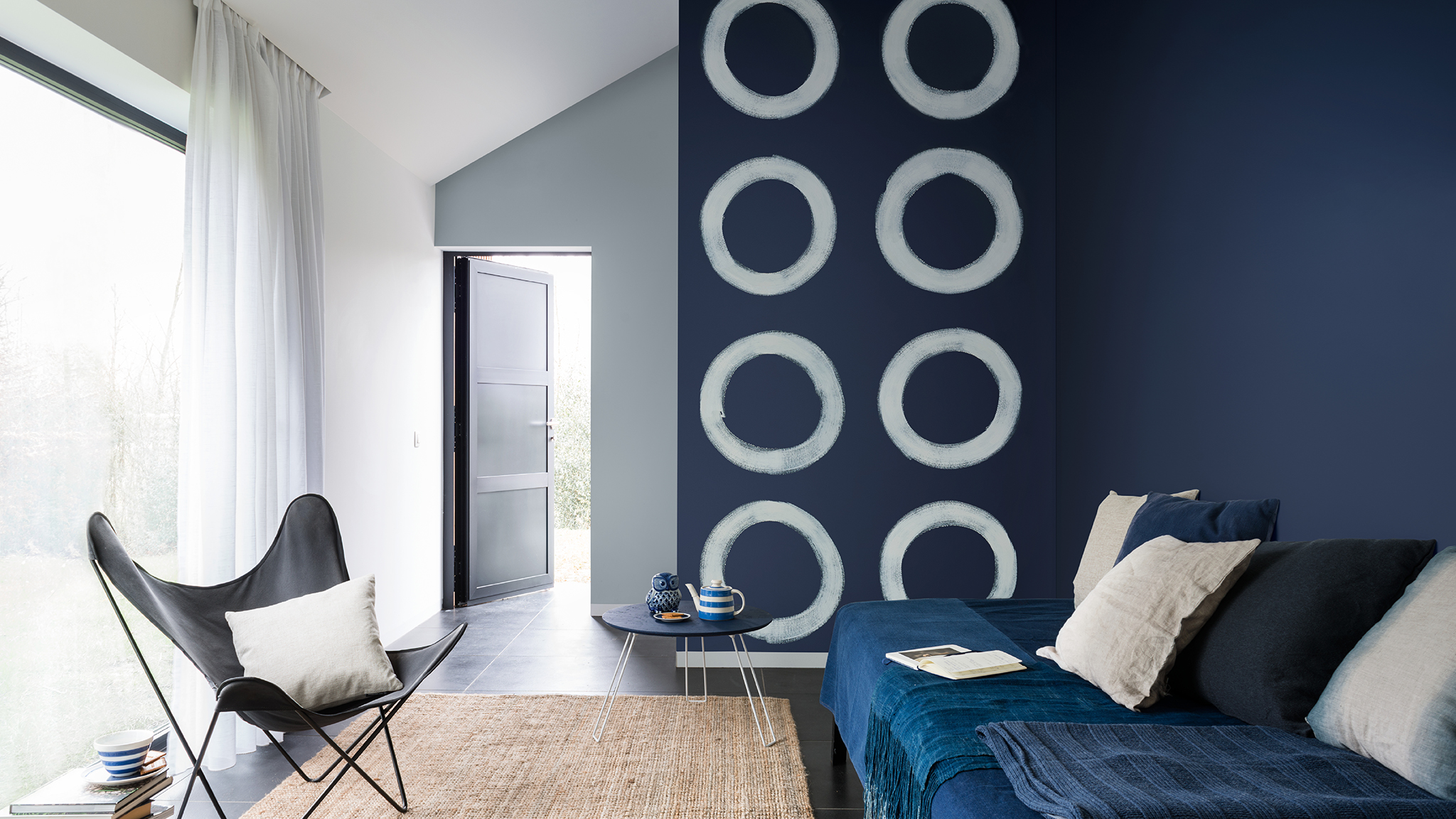 Cercles bleus Les formes peintes à main levée apportent un dynamisme créatif à votre intérieur.