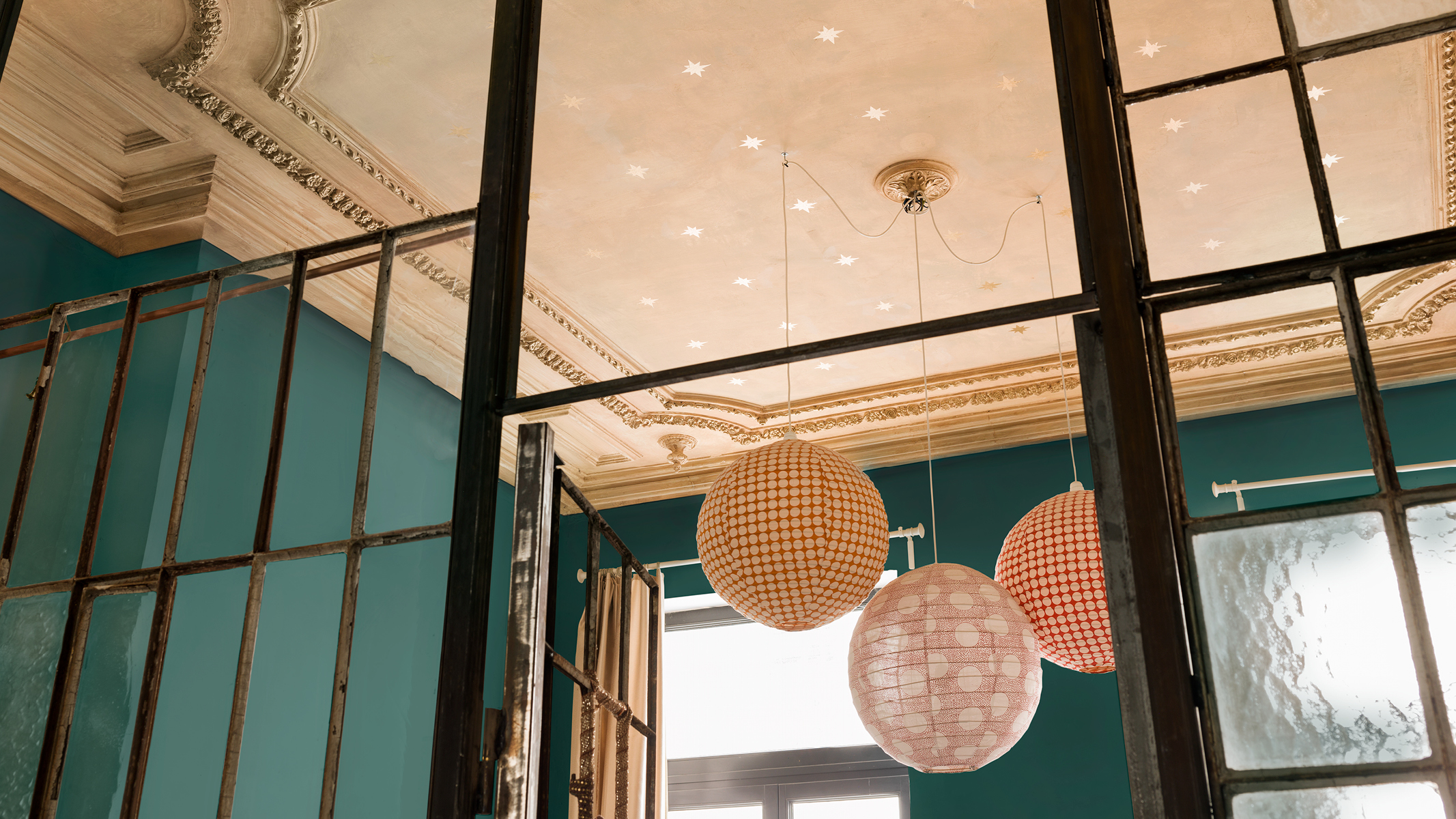 Un salon vert émeraude Les couleurs de pierres précieuses comme le vert émeraude sont parfaites pour créer un salon original.