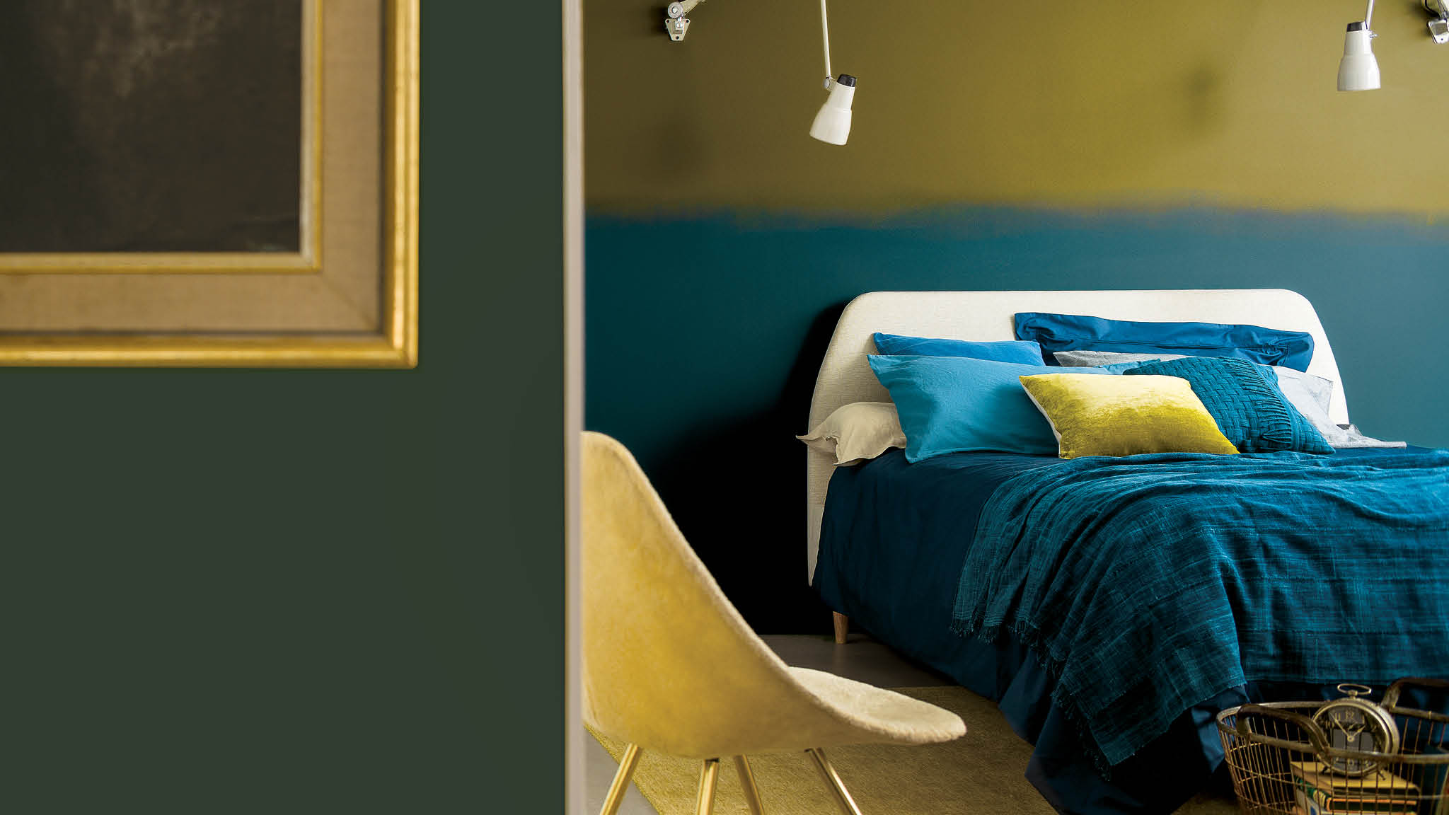 Une chambre bleue et jaune Les bleus pâles sont un choix populaire pour les chambres et à juste titre : ces couleurs apaisantes et optimistes sont connues pour favoriser l’endormissement, encourager la relaxation et réduire la pression artérielle.