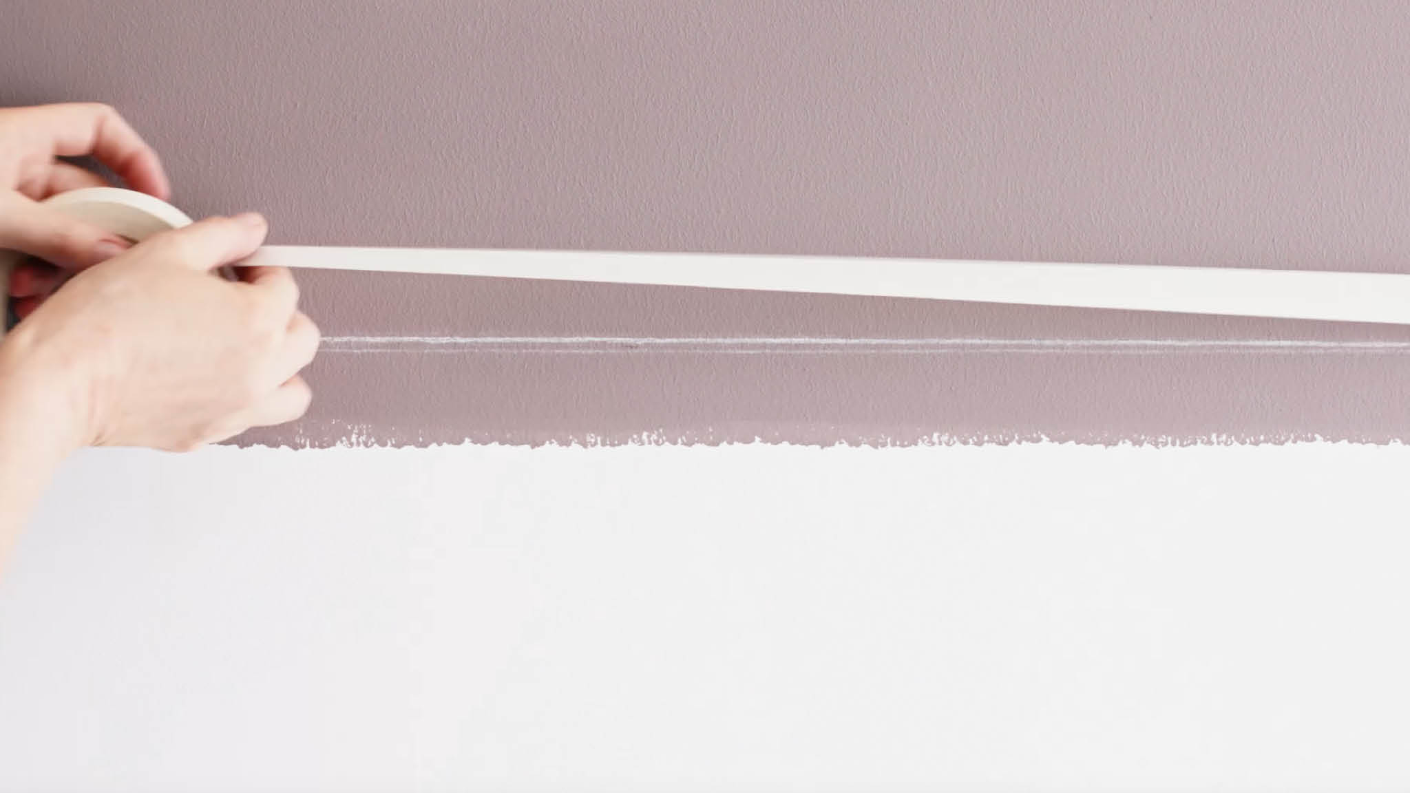 Le ruban adhésif délimite les surfaces des deux couleurs Appliquez le ruban adhésif le long de la ligne de craie une fois que la peinture est sèche.