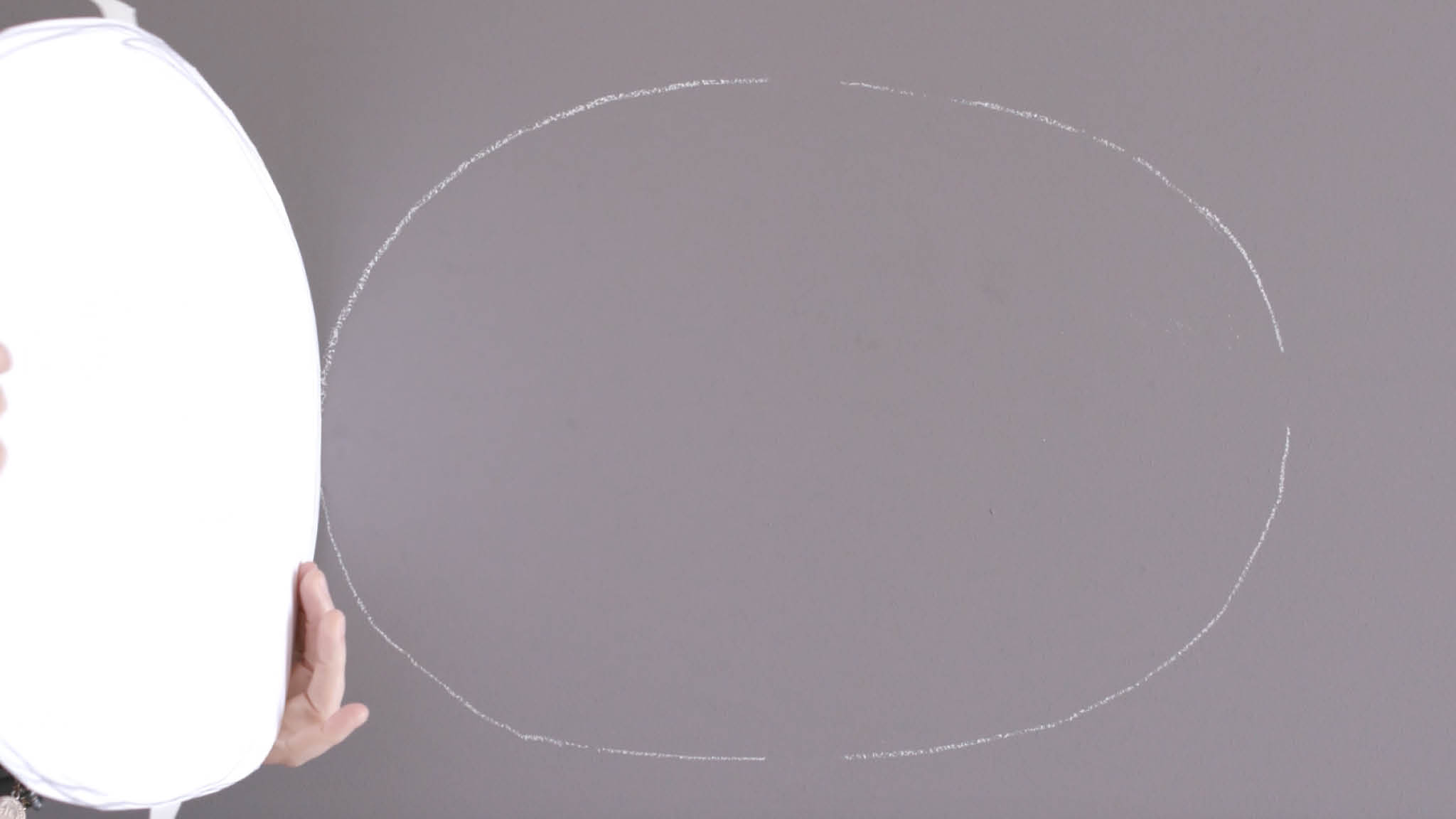 Tracer un ovale à la craie Utilisez une craie pour dessiner les contours de l'ovale