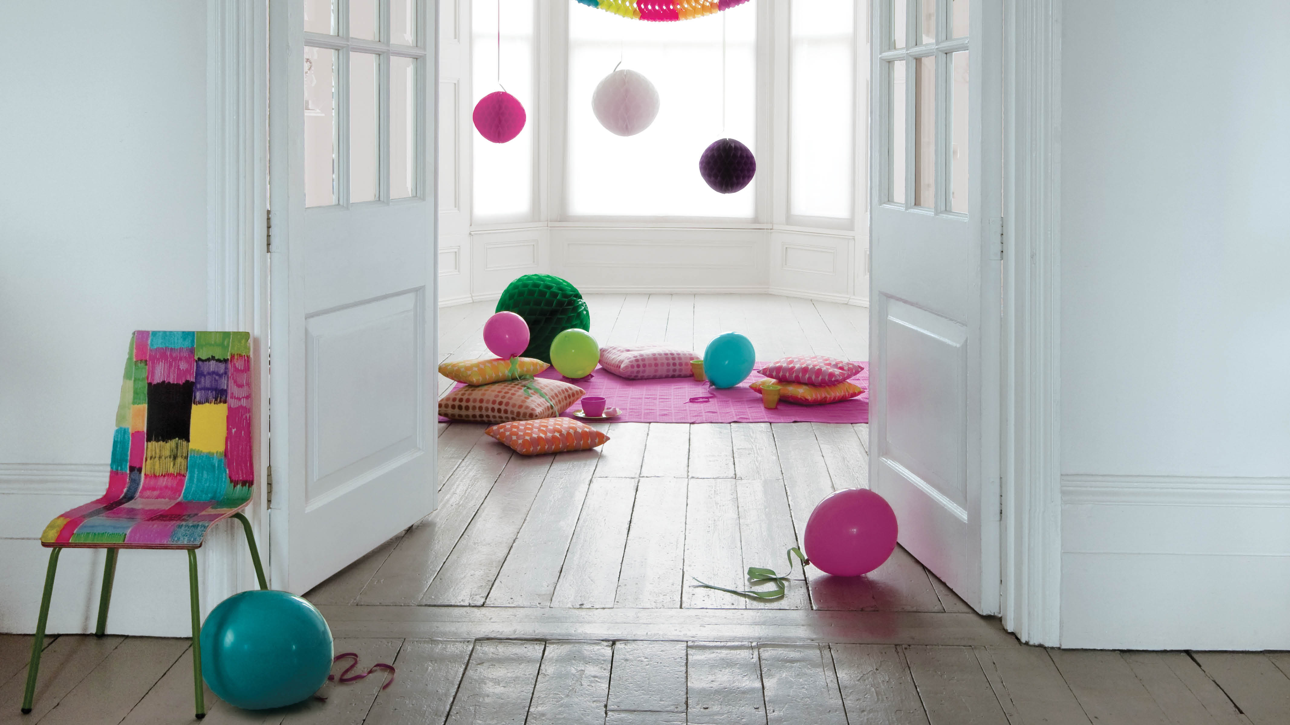 Une chambre de bébé neutre avec des touches de couleur Des notes de bleu, de vert, de jaune et de rose pastel peuvent apporter une touche de modernité rafraîchissante.