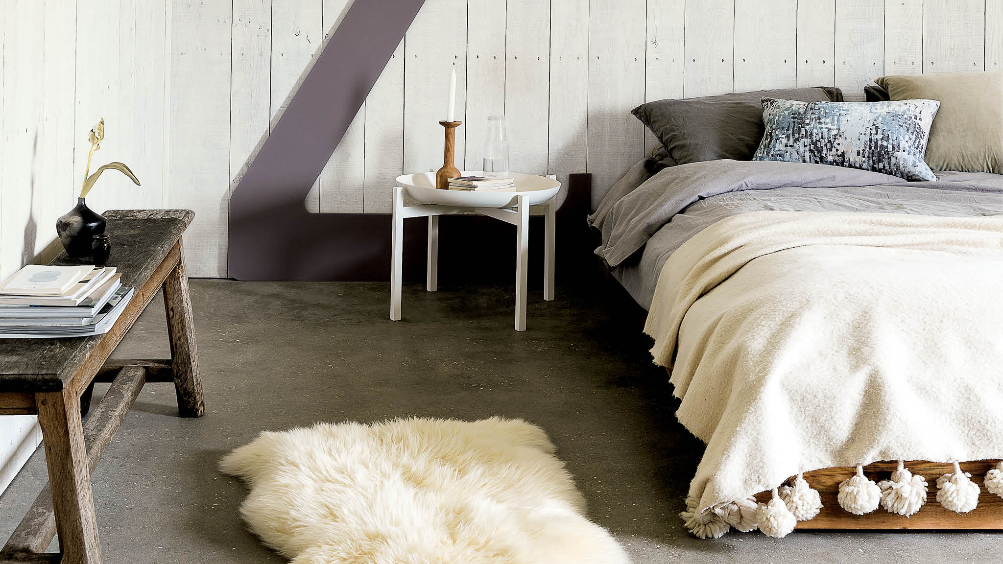 Une chambre lilas et grise L’un des moyens les plus faciles pour créer une ambiance romantique dans votre chambre consiste à associer des couleurs douces et délicates pour un style extrêmement raffiné et bien équilibré.