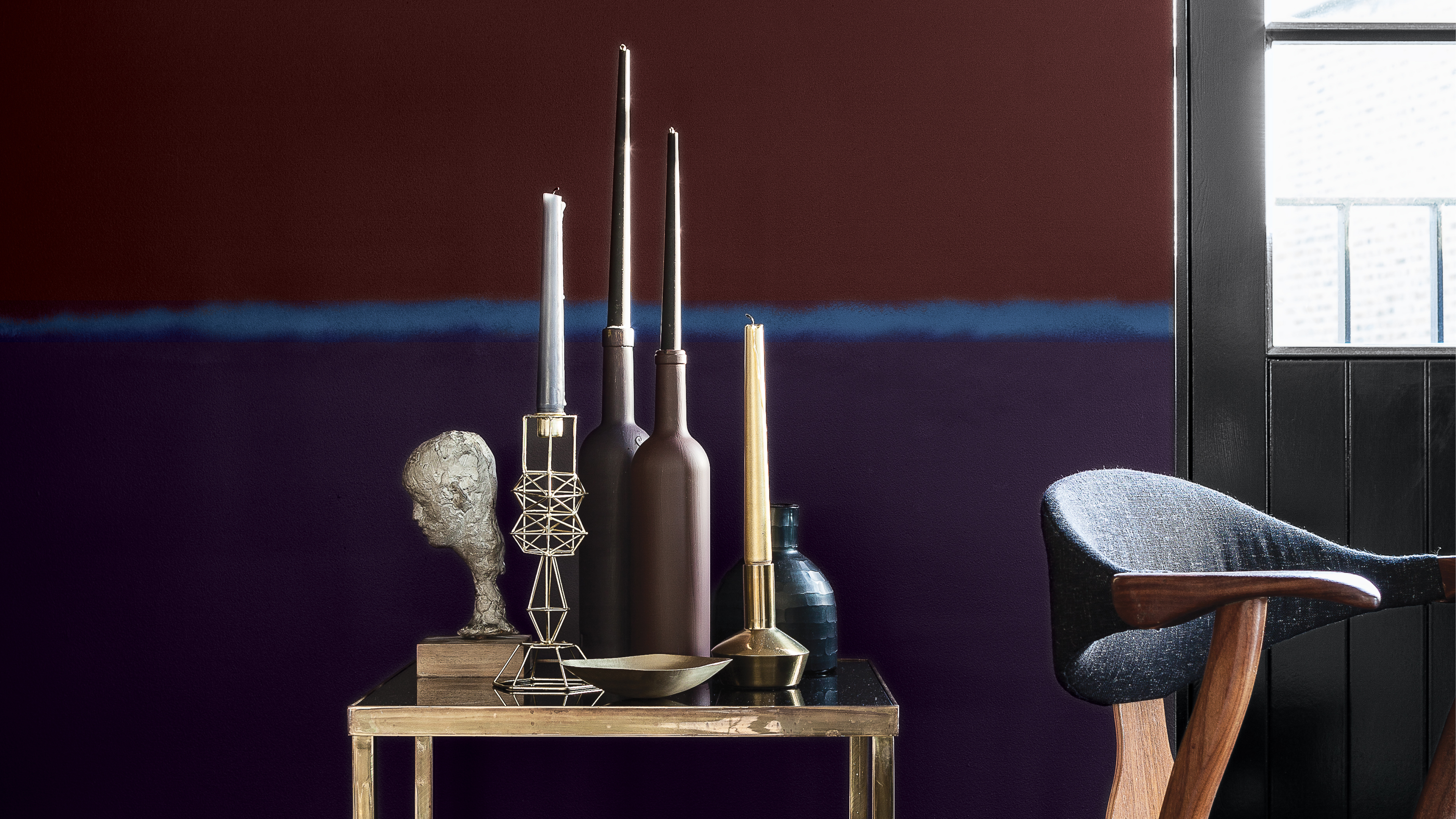 Utilisez des couleurs sombres pour créer une atmosphère glamour Envie de vous distinguer ? Optez pour des couleurs sombres et votre intérieur dégagera instantanément le glamour et le mystère, et vous aussi.