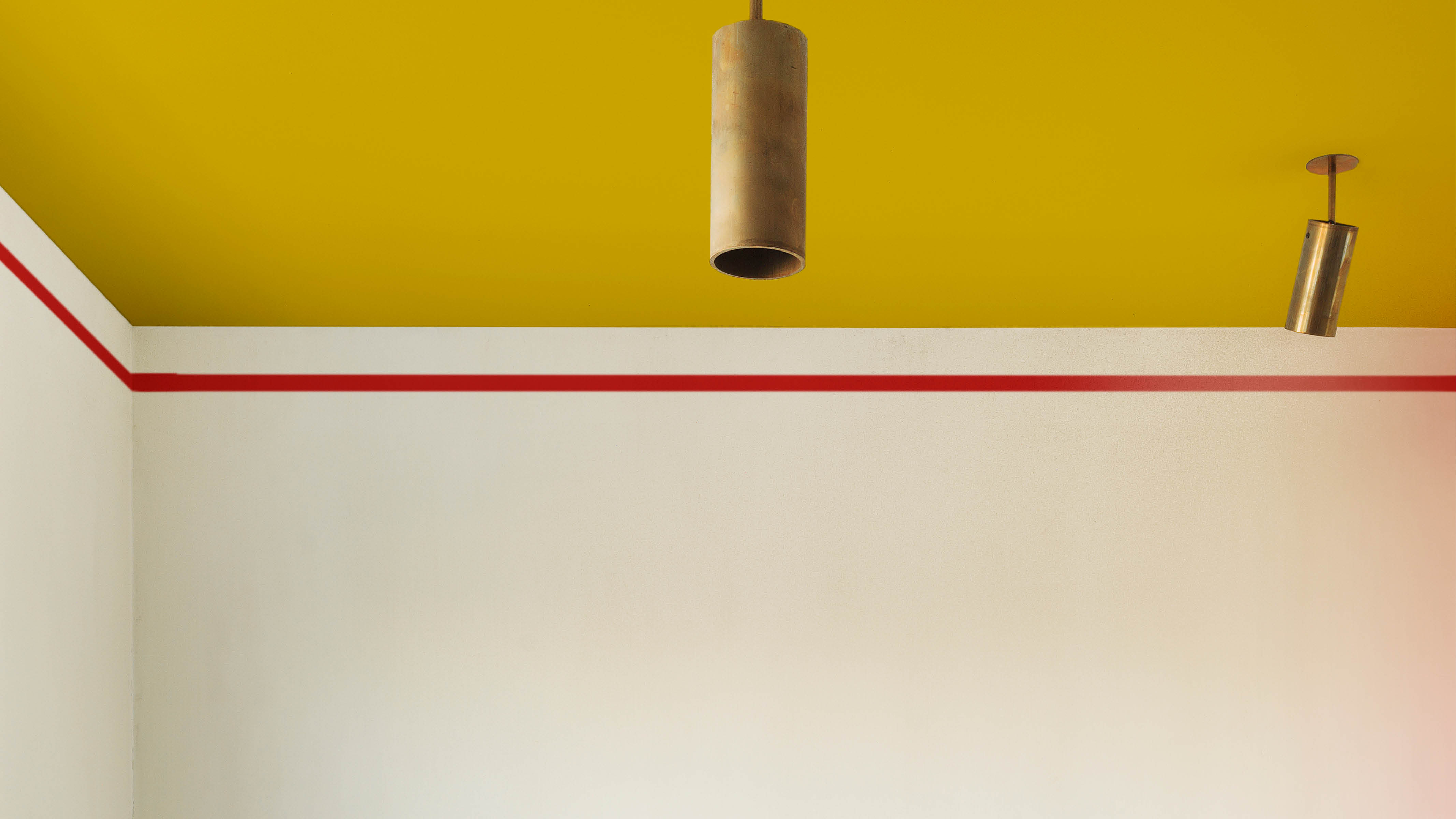 Un plafond aux rayures colorées Si vous ne souhaitez pas décorer l’intégralité de leur plafond, vous pouvez obtenir un effet similaire en peignant les moulures ou une simple rayure en haut du mur dans une couleur contrastante.