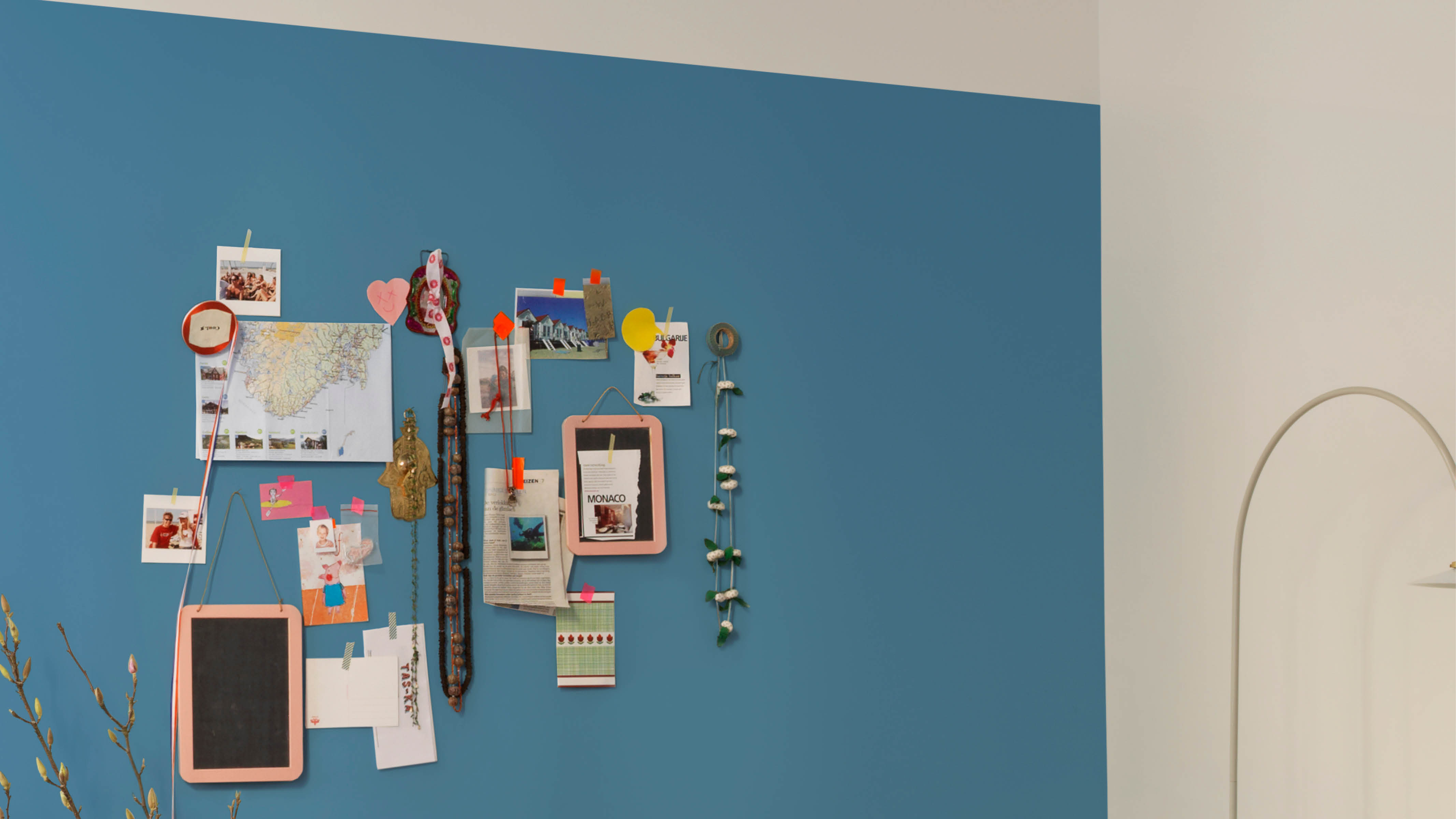 Une chambre bleue et blanche Voici l’association parfaite pour ne pas se tromper. Elle évoque l’air et la mer et convient aussi bien à un appartement en ville qu’à une maison en bord de mer.