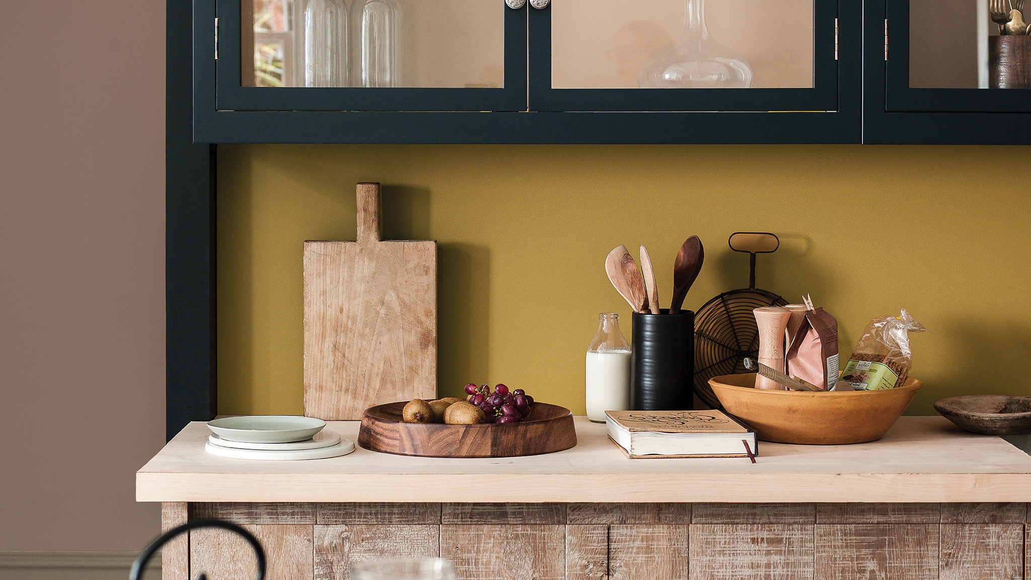 Accentuer l’espace En peignant l’intérieur de vos armoires ou tiroirs, vous créez une décoration originale