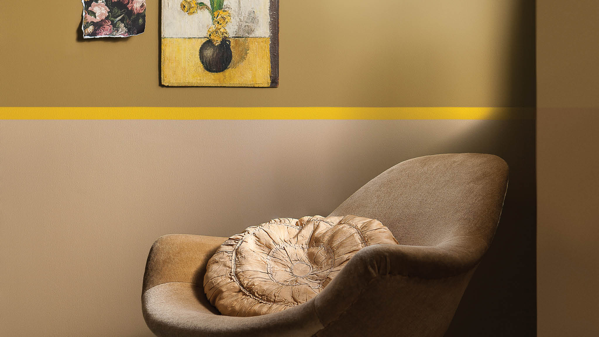 Créez un style glamour avec l’or Célébrez le glamour de l’or en l’associant à une couleur douce proche comme le moka. Pour un look traditionnel et moderne à la fois, ajoutez une fine bande ou des touches de jaune vif.