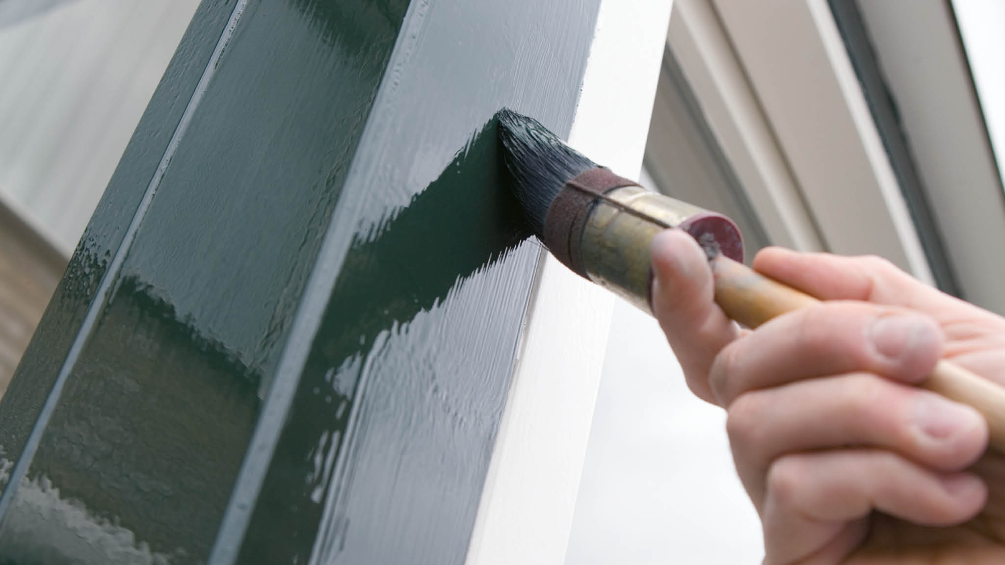 Un rebord de fenêtre peint avec une peinture laquée La peinture laquée, ou ultra-brillante, est particulièrement adaptée aux boiseries intérieures et extérieures. Elle se situe entre les peintures semi-lustrée et très lustrée.
