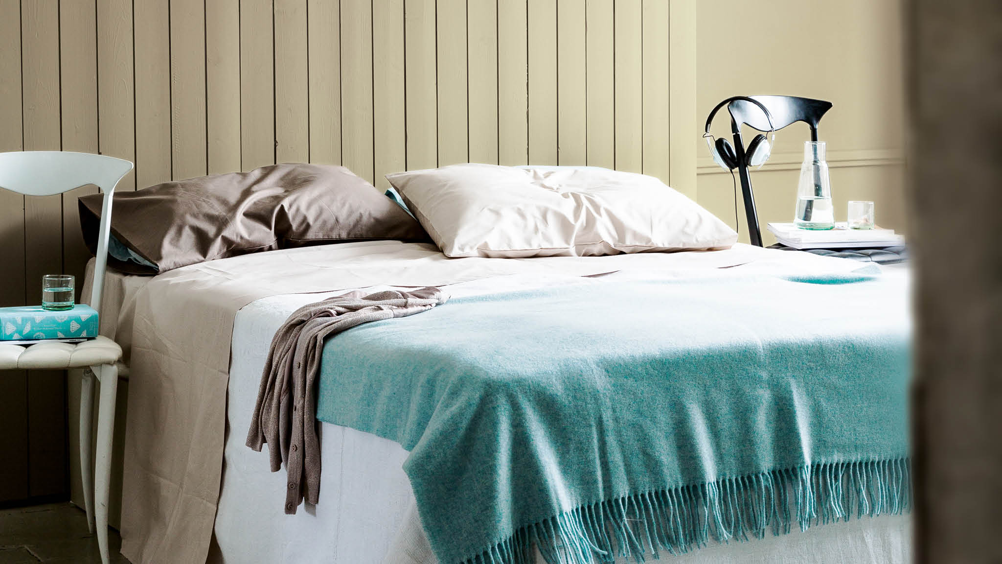 Une chambre neutre Pour créer une décoration douce et propice aux rêves, misez sur les couleurs neutres. Une palette de couleurs pâles contenant des tons naturels chauds est un moyen sophistiqué de créer un style romantique.