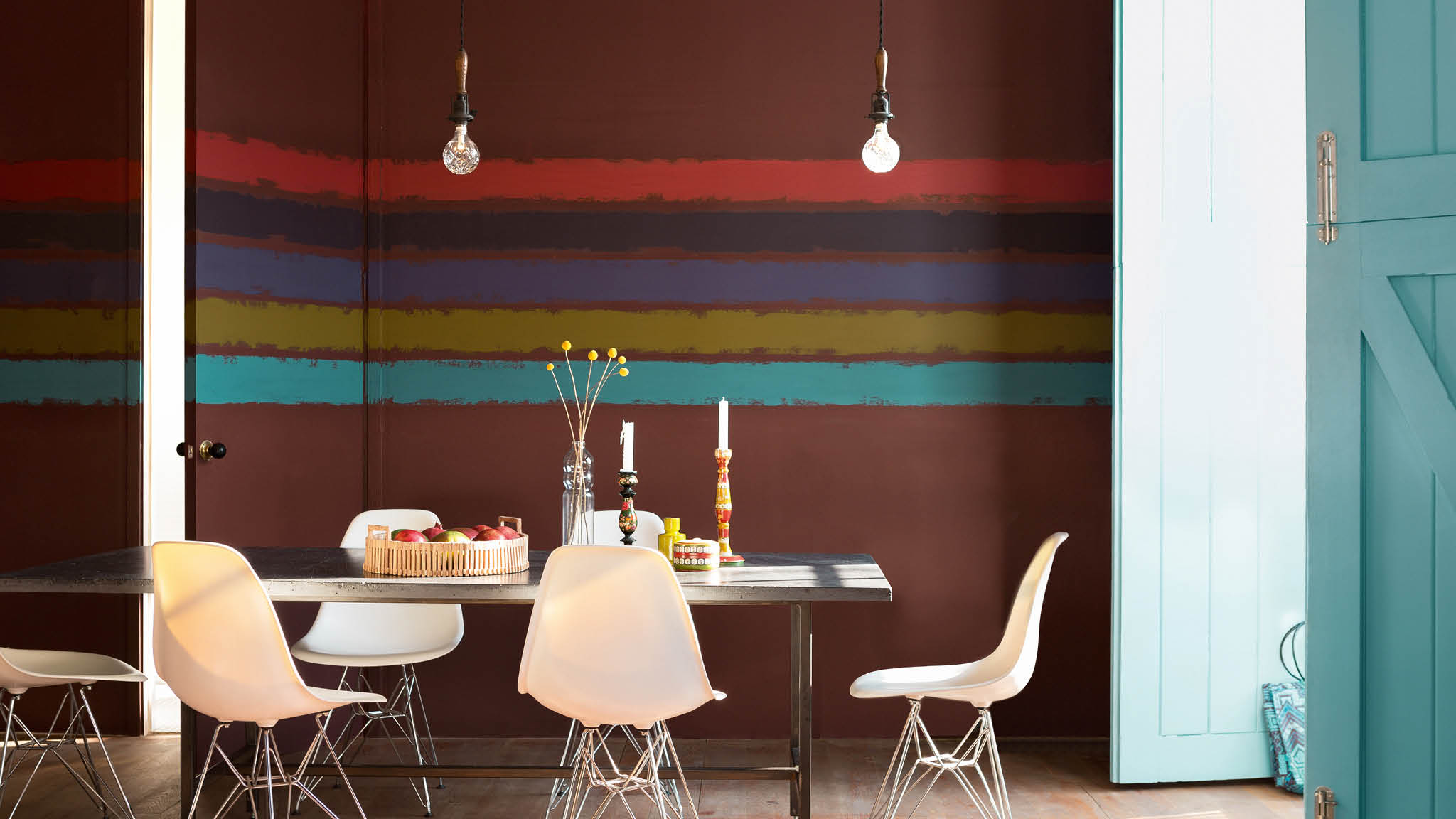 Une salle à manger rayée Si votre salle à manger se situe dans une grande pièce ouverte, définissez cet espace avec des rayures vives et colorées.