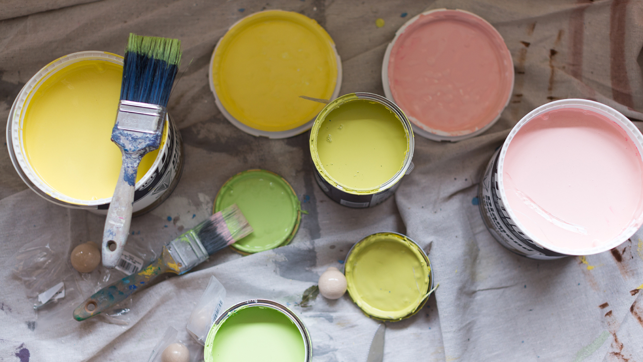 Pinceaux et pots de peinture Donnez vos restes de peinture à des communautés locales.