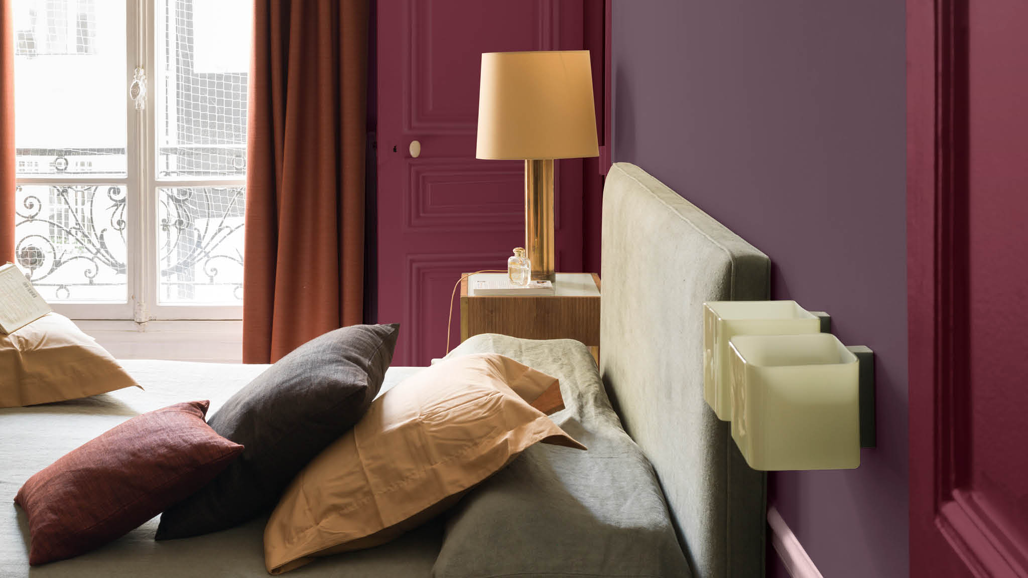 Une chambre violette Reproduisez le luxe des boutique-hôtels avec un camaïeu de violets. Sombre et somptueux, le violet peut être difficile à utiliser, mais avec la bonne combinaison de couleurs complémentaires, il peut être incroyablement cosy.