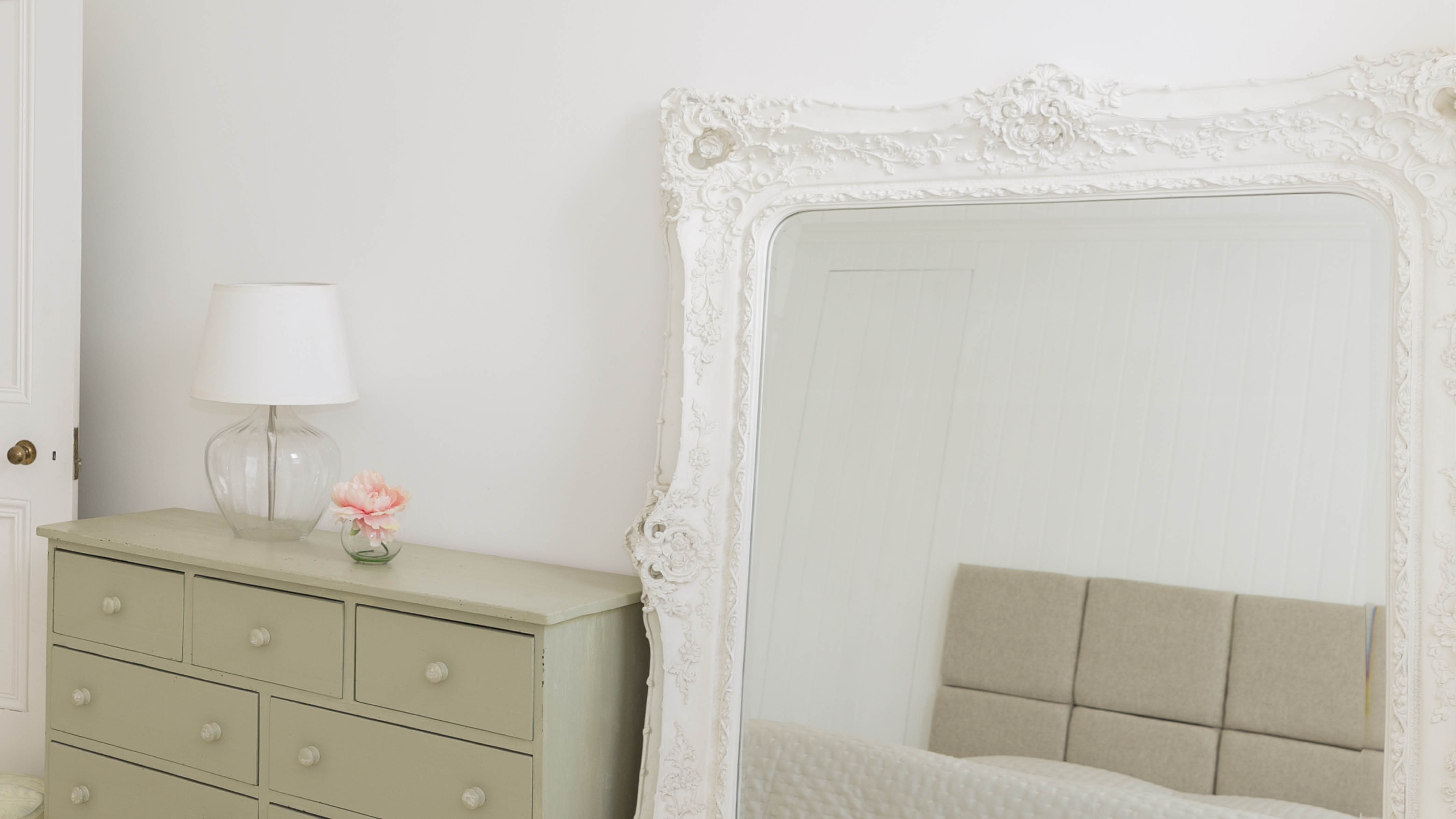 Agrandissez l’espace avec un miroir En apposant un grand miroir contre un mur, vous donnerez l’impression d’une plus grande superficie et d’une plus grande hauteur sous plafond.
