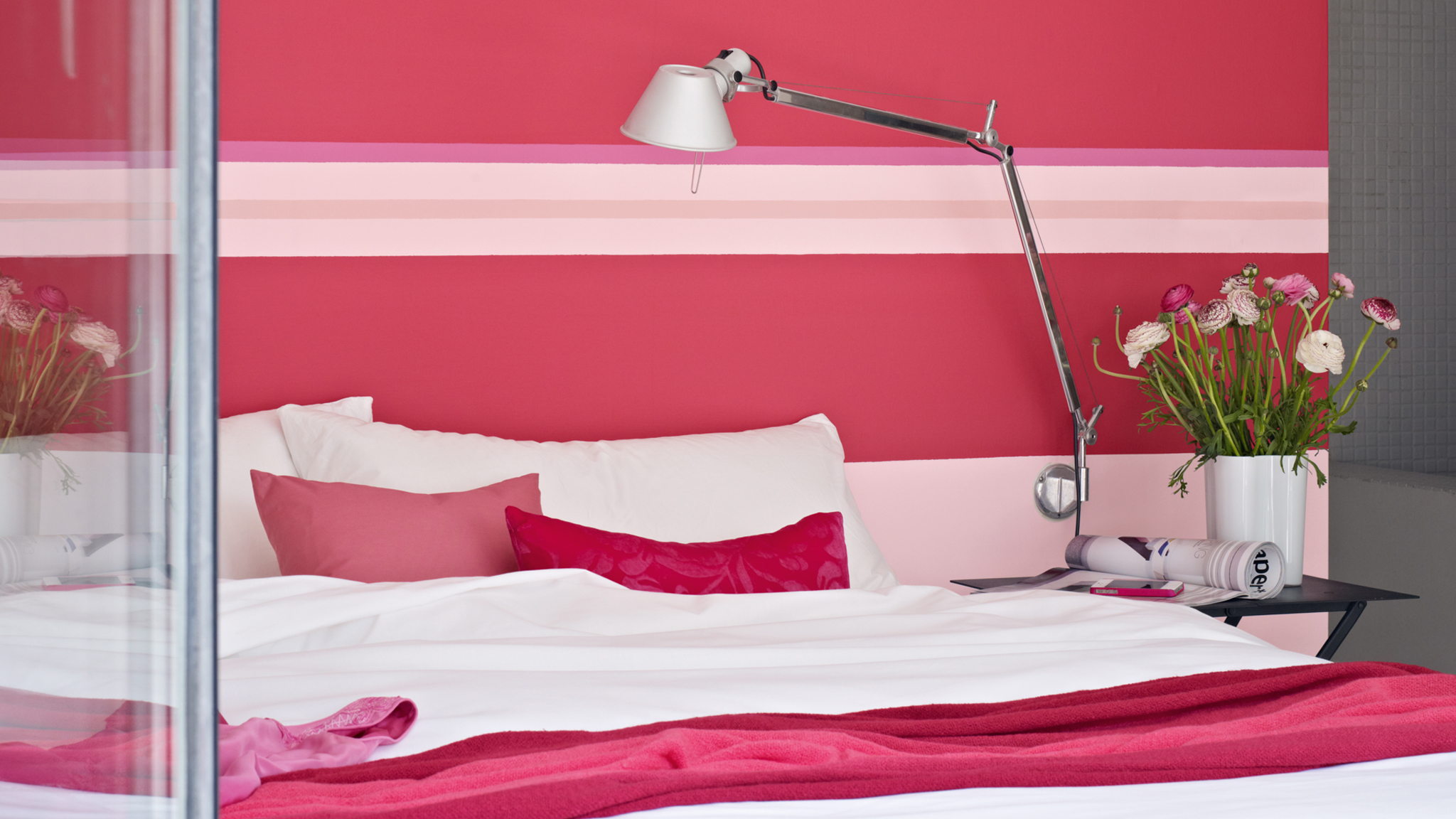 Ajoutez une touche spectaculaire grâce au rouge baie Choisissez des tons rouge baie profonds dans une chambre - ils sont assez discrets pour être reposants mais suffisamment riches pour créer un impact