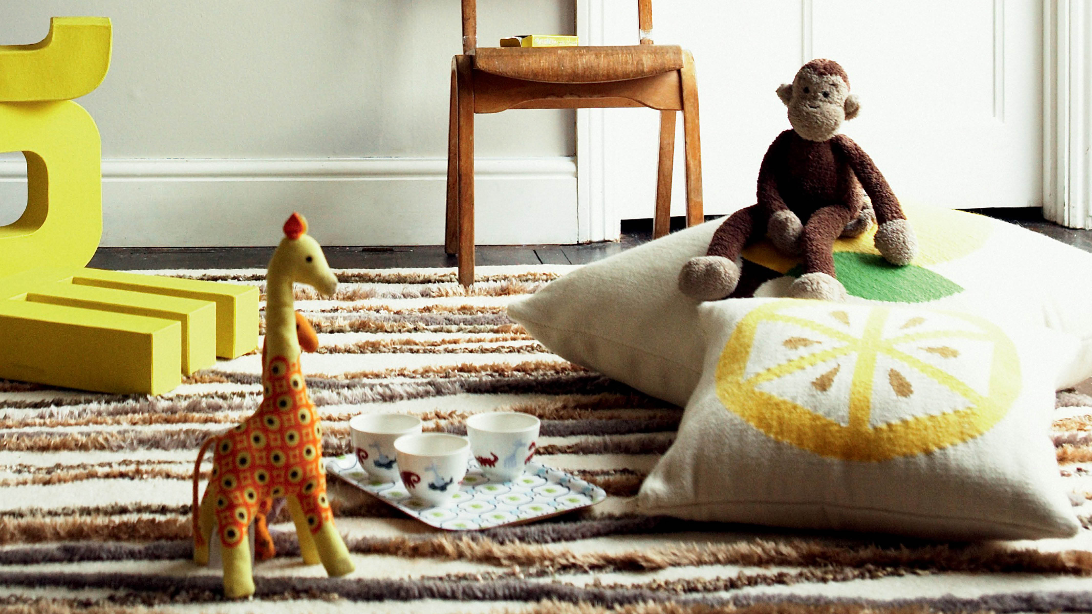Complétez votre décoration avec des accessoires Choisissez des coussins et des plaids assortis à la couleur des murs et créez une décoration design en mariant les textures (grosses mailles, velours soyeux, coton doux...).