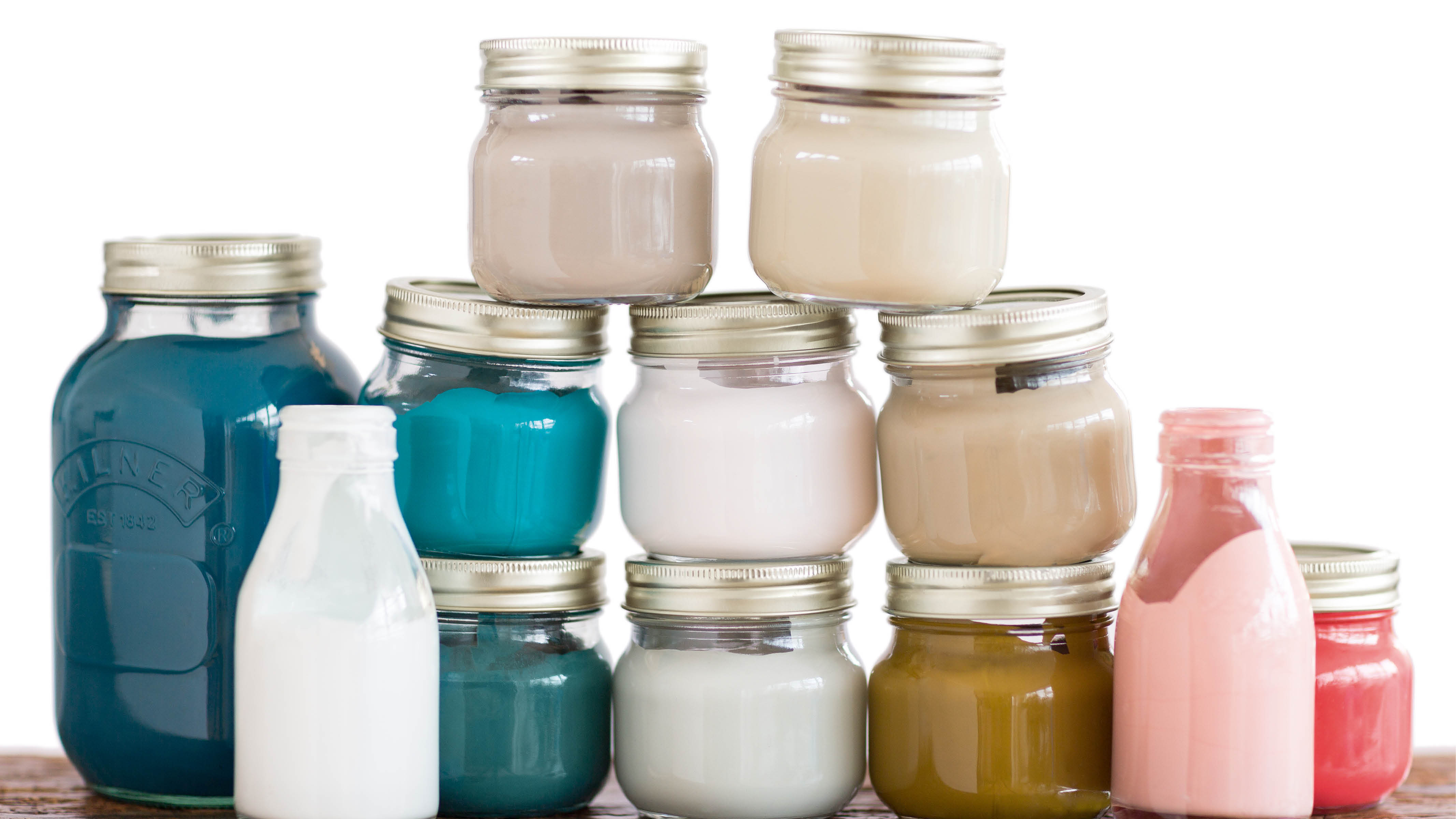 Conservez vos restes de peinture dans des bocaux en verre S’il vous reste de la peinture, pensez à la conserver correctement pour la prochaine fois : à l’abri de la lumière et du gel.