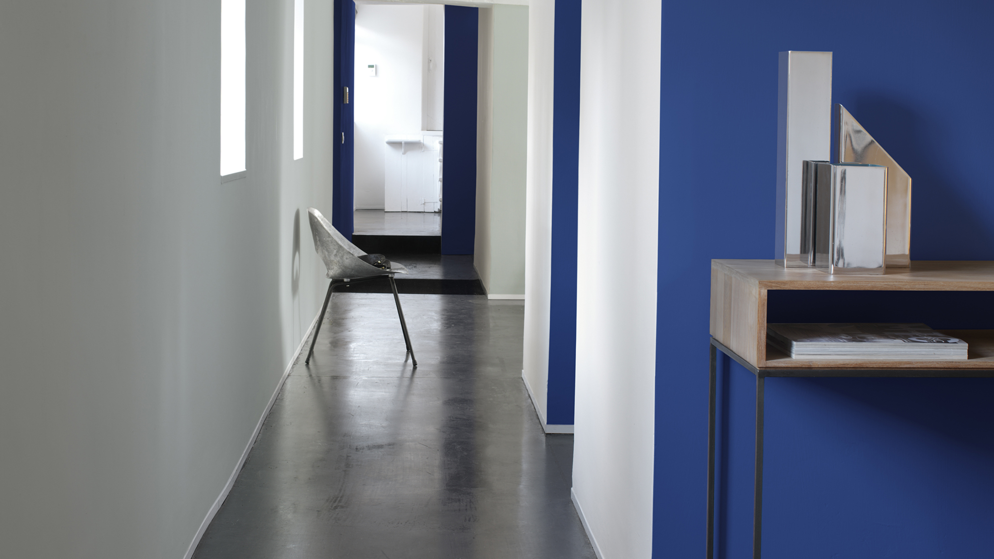 Creer de l'espace avec une illusion optique Créer un contraste avec des boiseries pâles et des murs foncés est une façon élégante de créer l'illusion d'espace dans votre intérieur