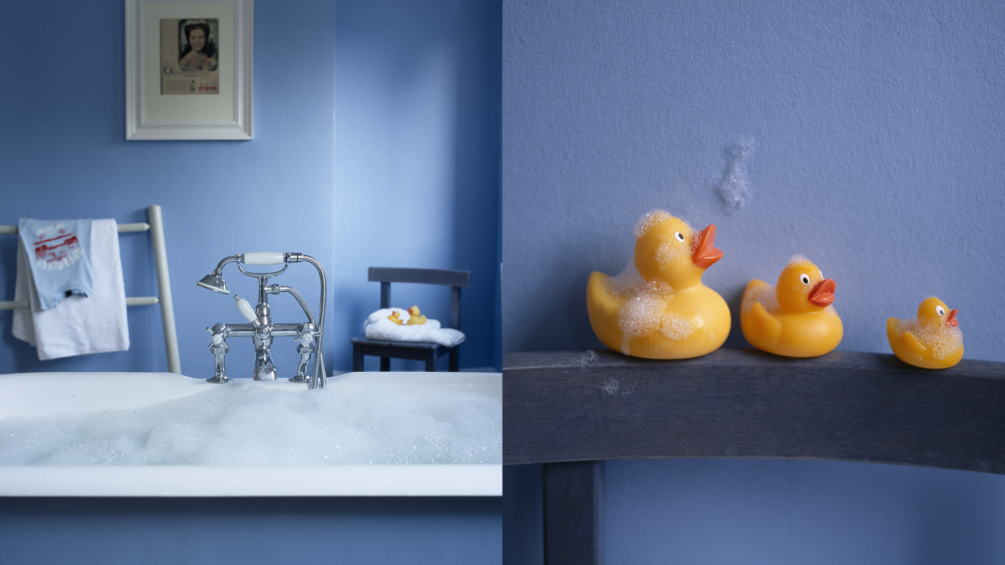 Creer une salle de bains bleue apaisante Combiner le vert et le blanc fera de votre petite salle de bains une pièce fraîche et aérée, tandis que le bleu marine aura un effet calmant et aidera à unifier une palette mal assortie.