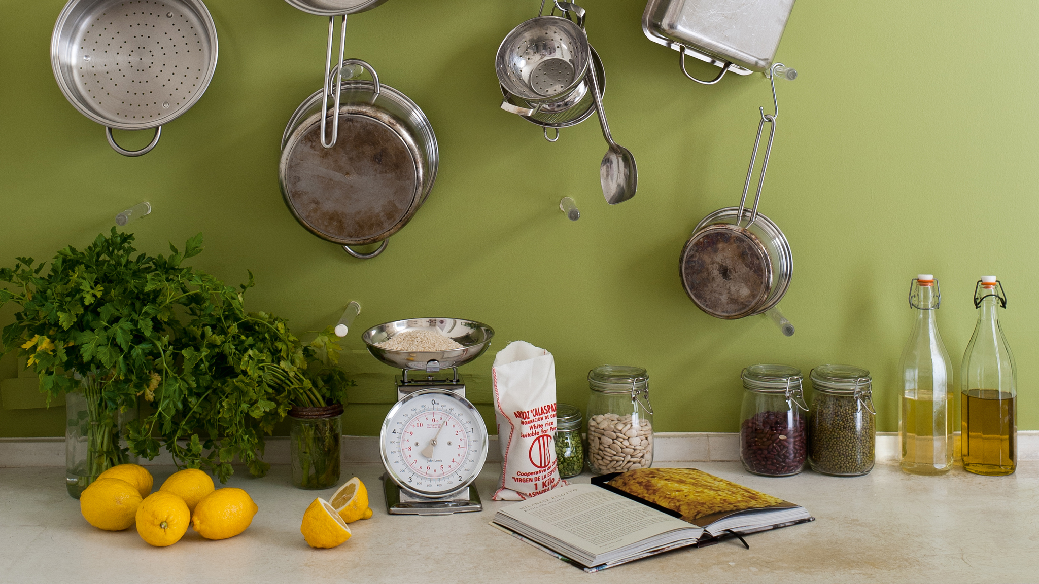 Creer une toile de fond energique Transformez un espace blanc terne en un cocon familial confortable avec des tons taupe ou égayez-le avec des couleurs vives énergisantes.