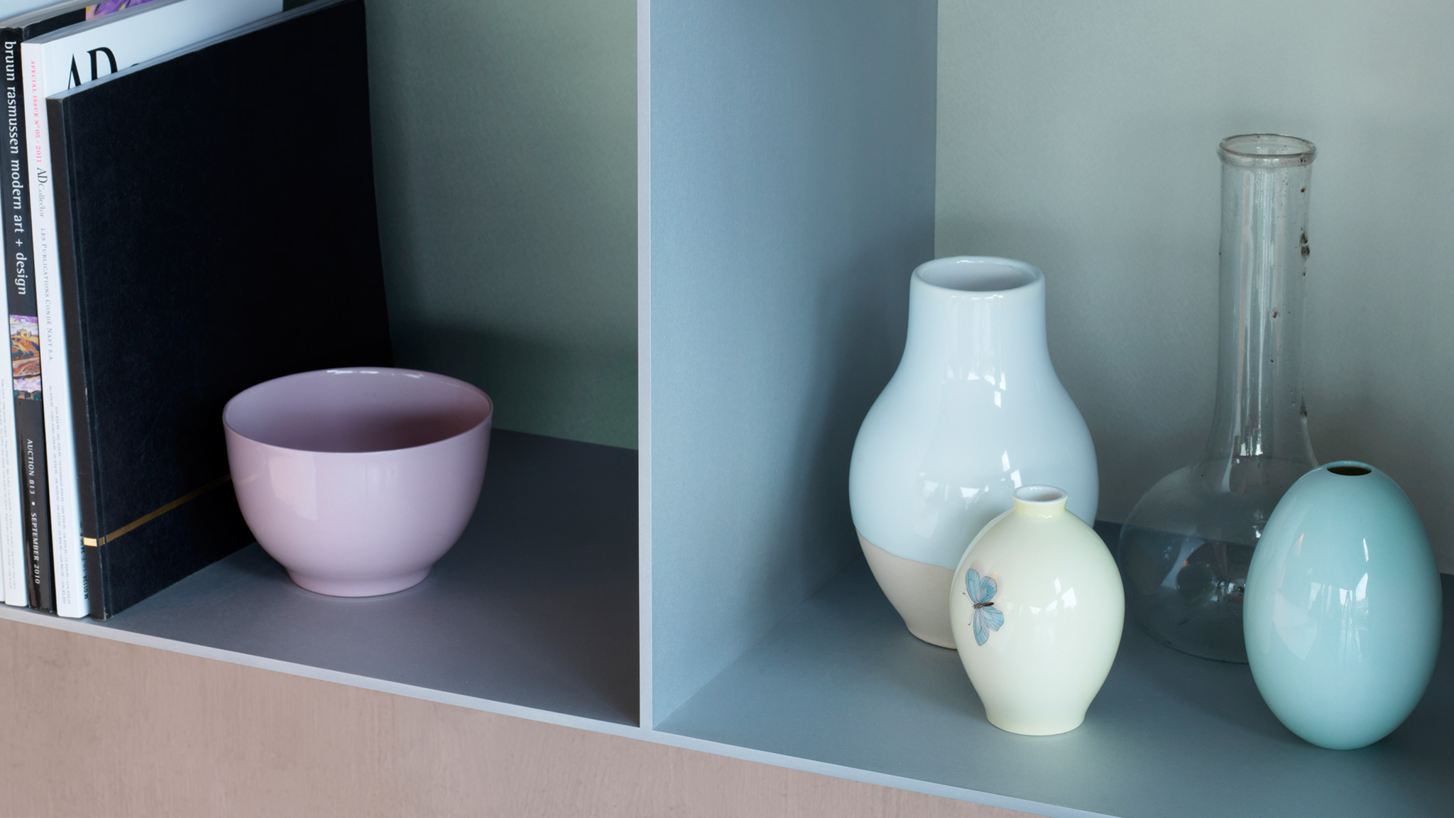 Shelves with bright accessories Ajoutez de la lumière à votre vie quotidienne avec des étagères colorées.