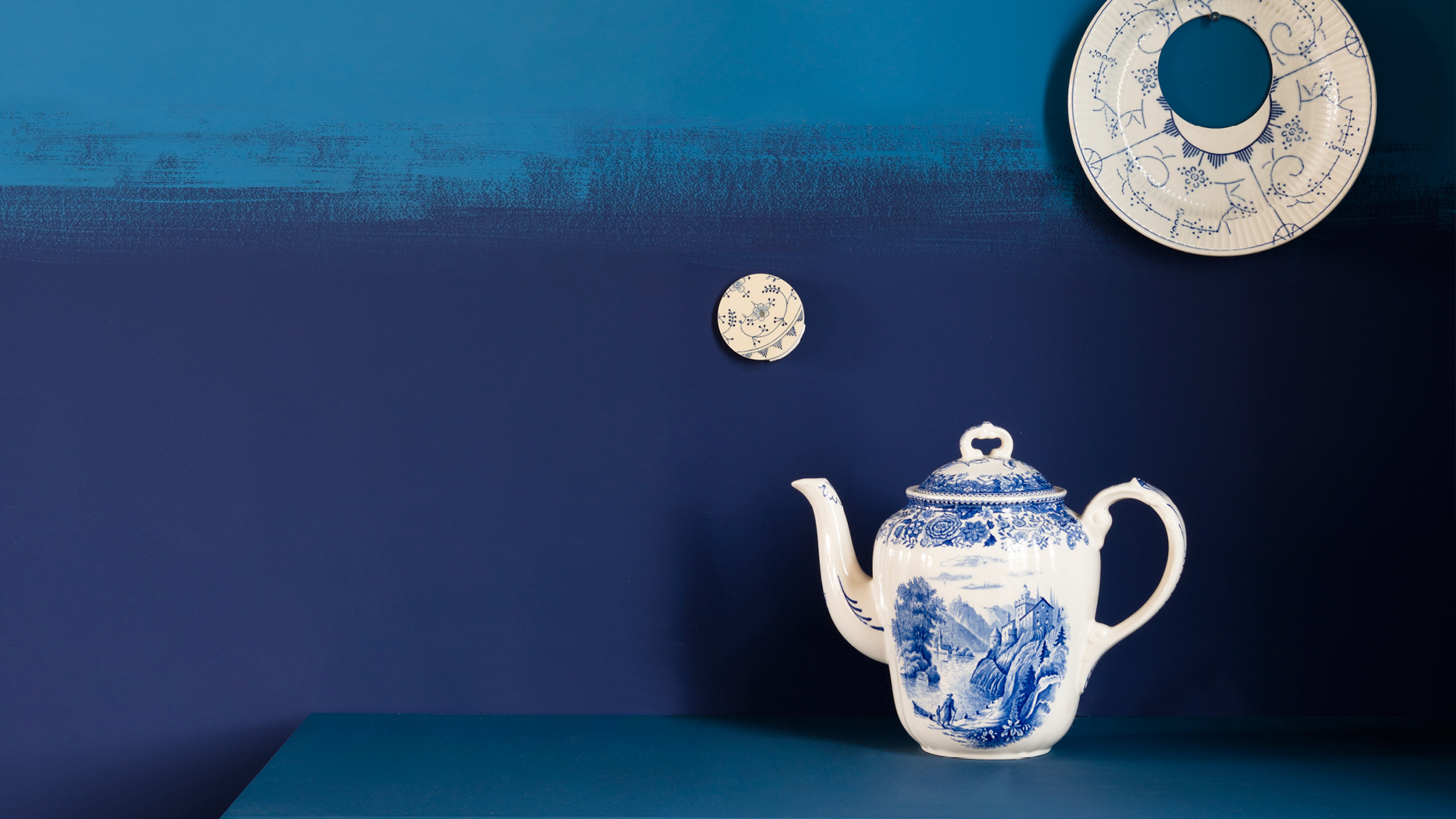 Des bleus horizontaux et irréguliers Osez un mur d'accent composé de plusieurs nuances d'une même couleur et aux lignes tout aussi saisissantes qu'abruptes.