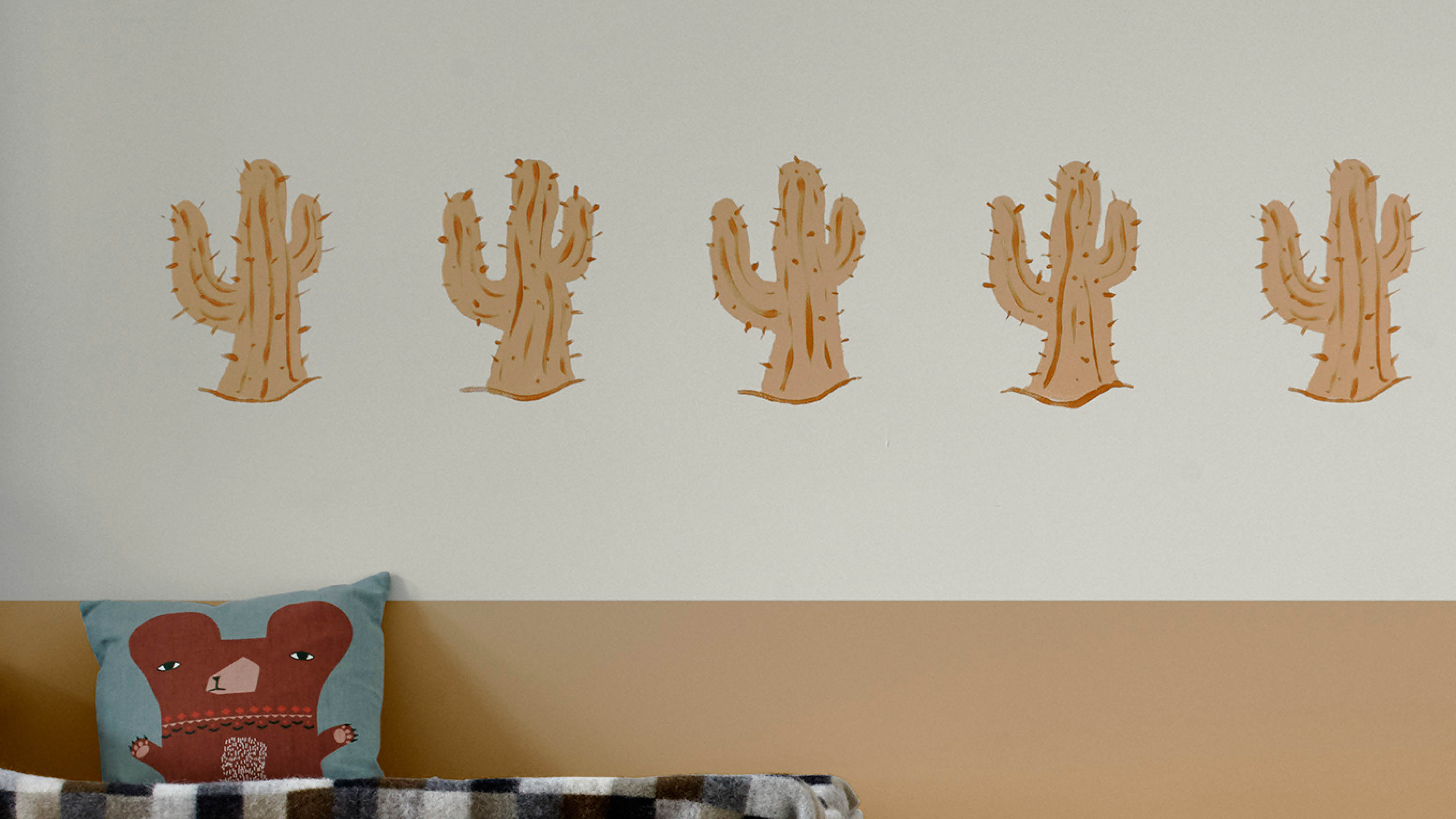 Des cactus au pochoir Pour une déco Far West, optez pour d’immenses cactus, chevaux sauvages, plumes, arcs et flèches et laissez parler votre imagination.