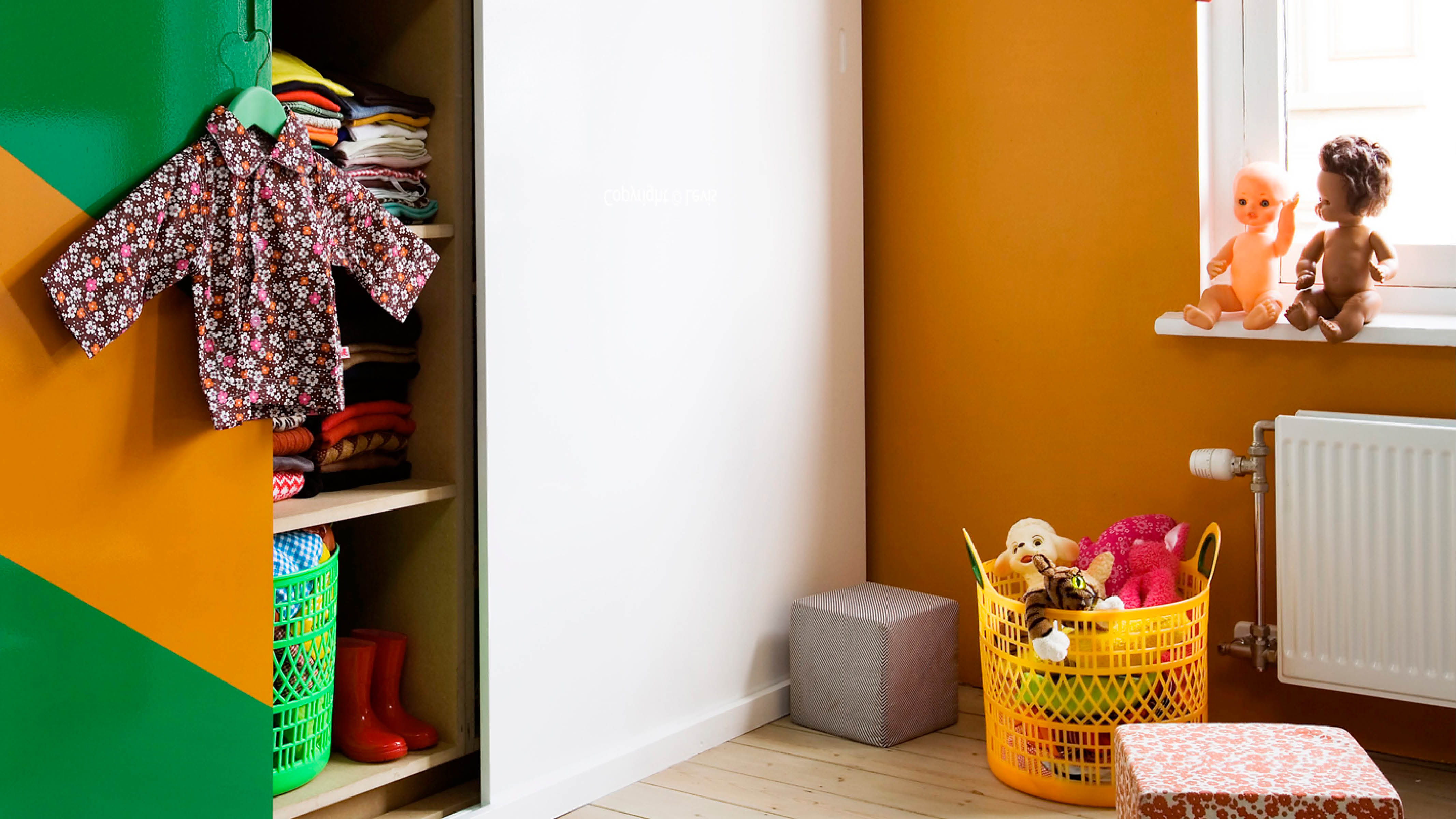 Des idées de rangement pour la chambre de votre bébé Pour un style homogène, peignez les étagères et les placards de la même couleur que le coin cosy de votre bébé. Choisissez une peinture résistante et lessivable pour parer aux éclaboussures.