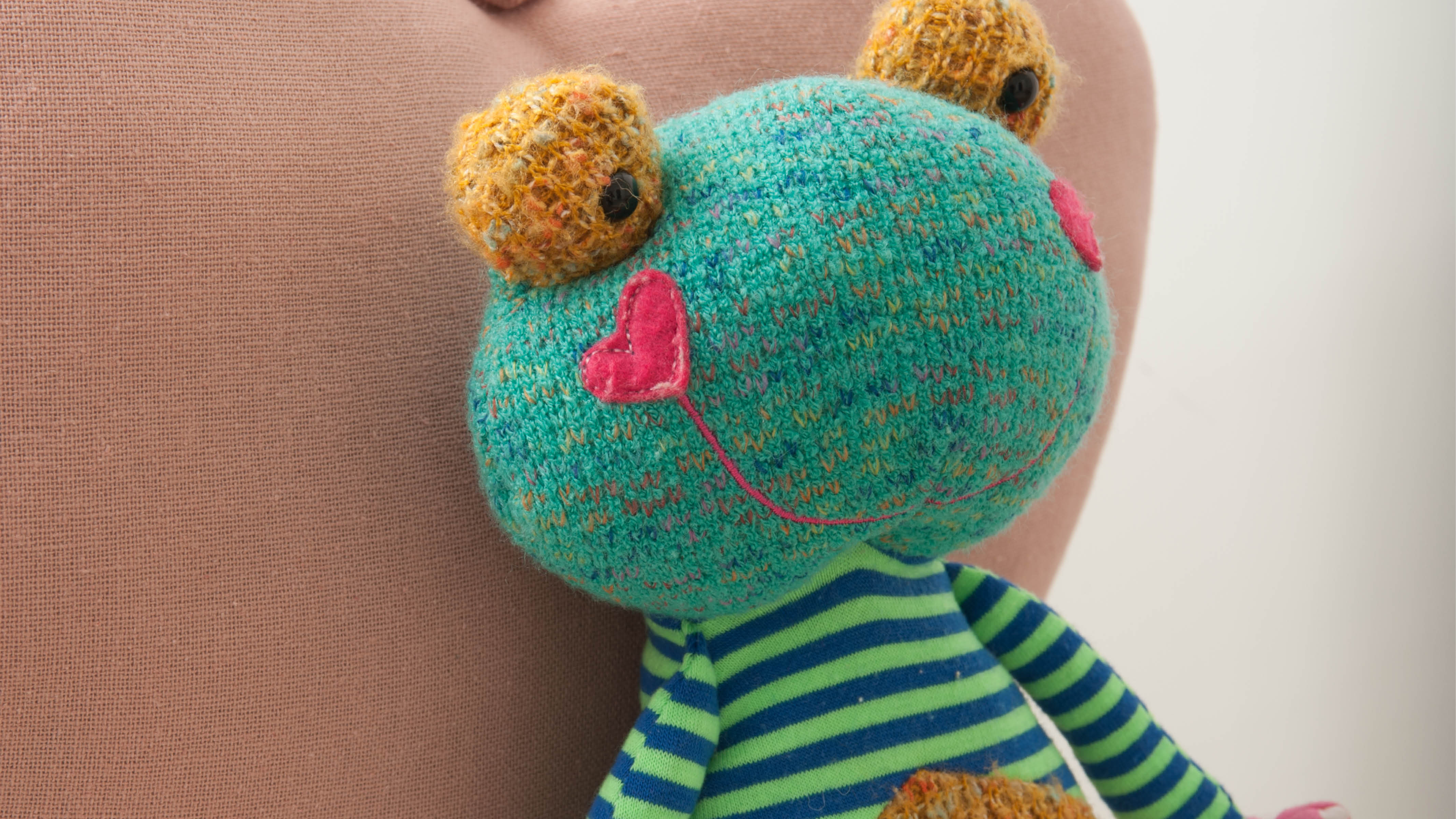 Des jouets de couleurs vives À un ou deux mois, un bébé sait fixer son regard et suivre les objets ou les personnes qui se déplacent dans son champ de vision.