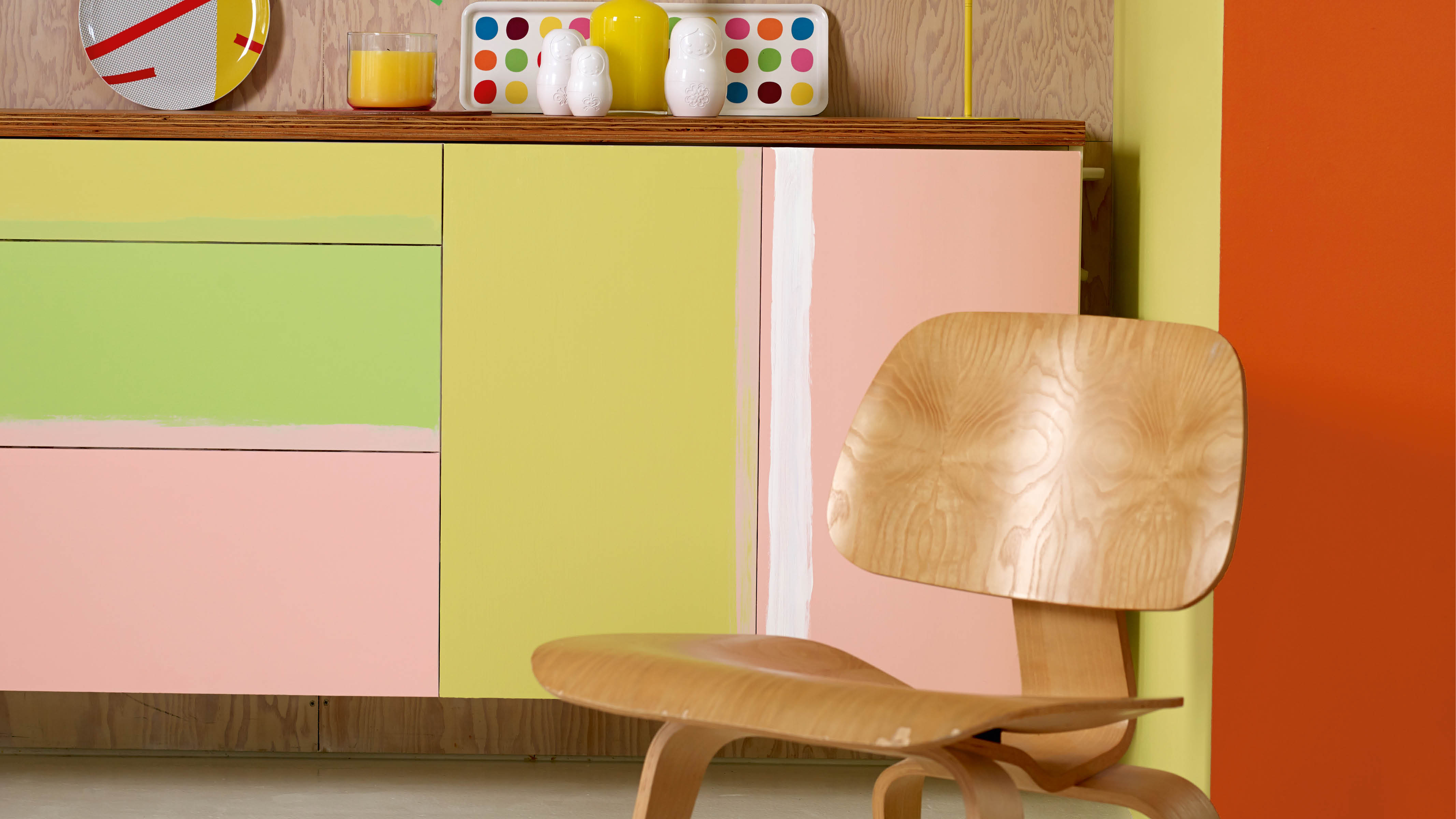 Des meubles peints Une couche de peinture fraîche dans une couleur gaie comme un rose tendre ou un vert citron offrira une nouvelle jeunesse à vos vieux meubles.